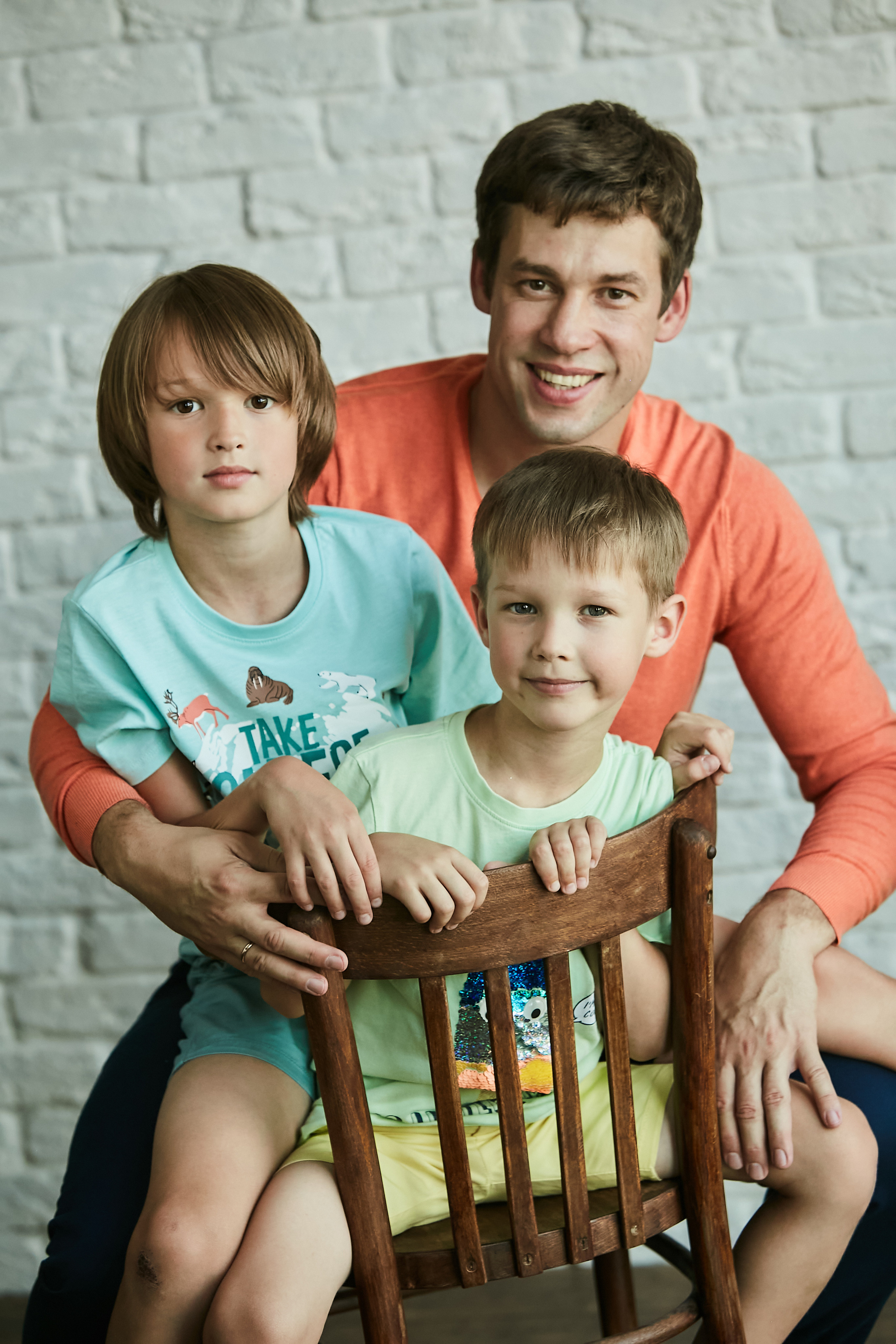 Володя, Юля и дети