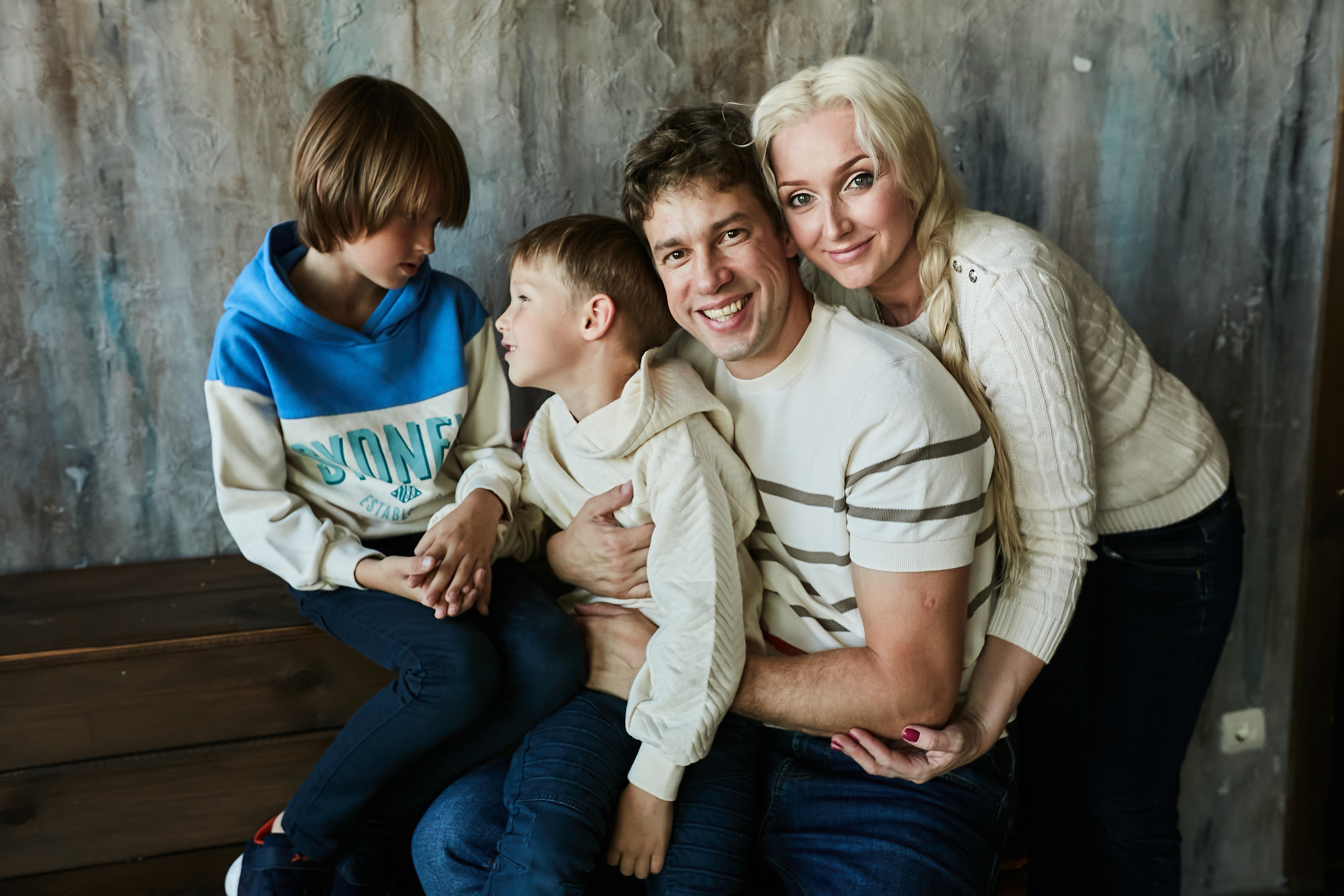 Володя, Юля и дети