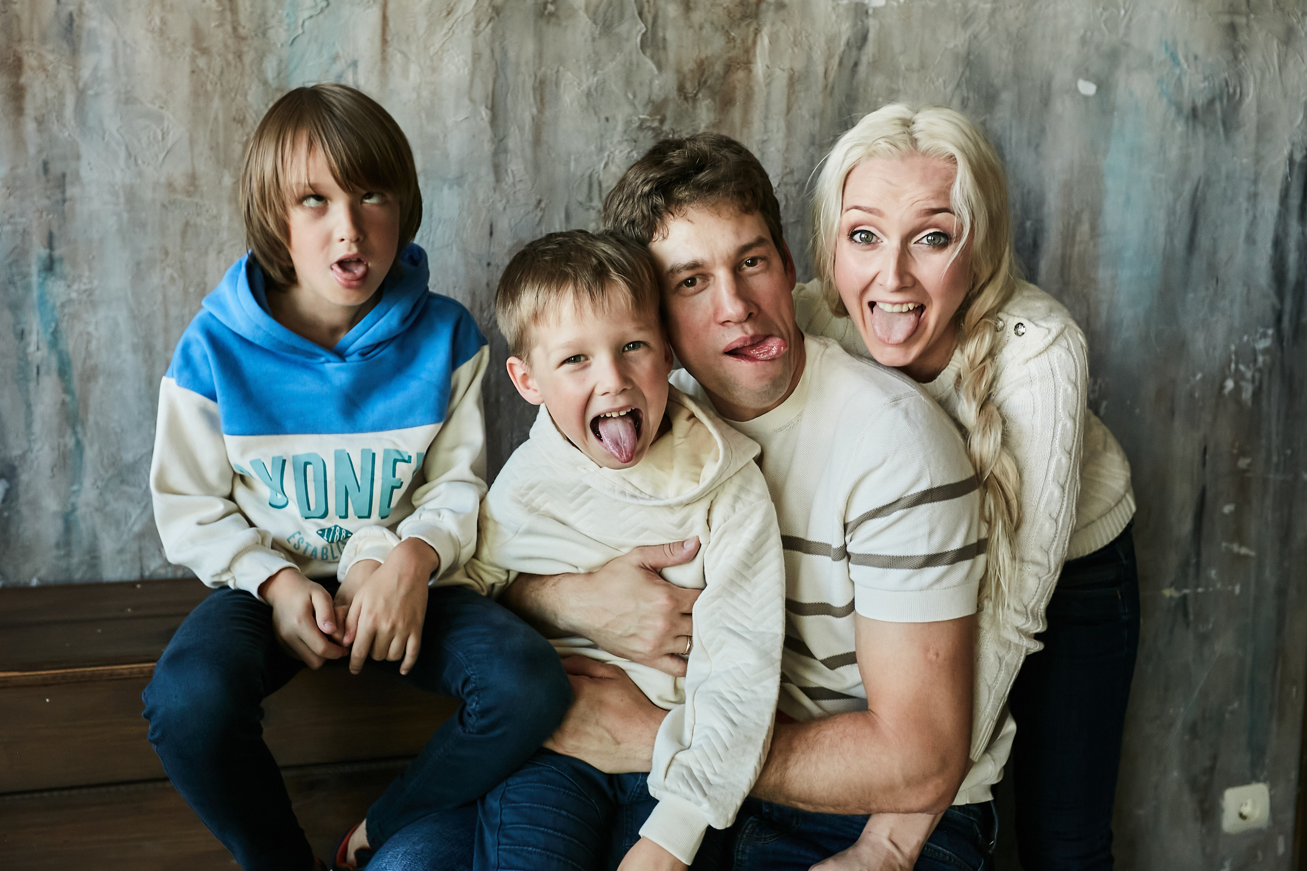 Володя, Юля и дети