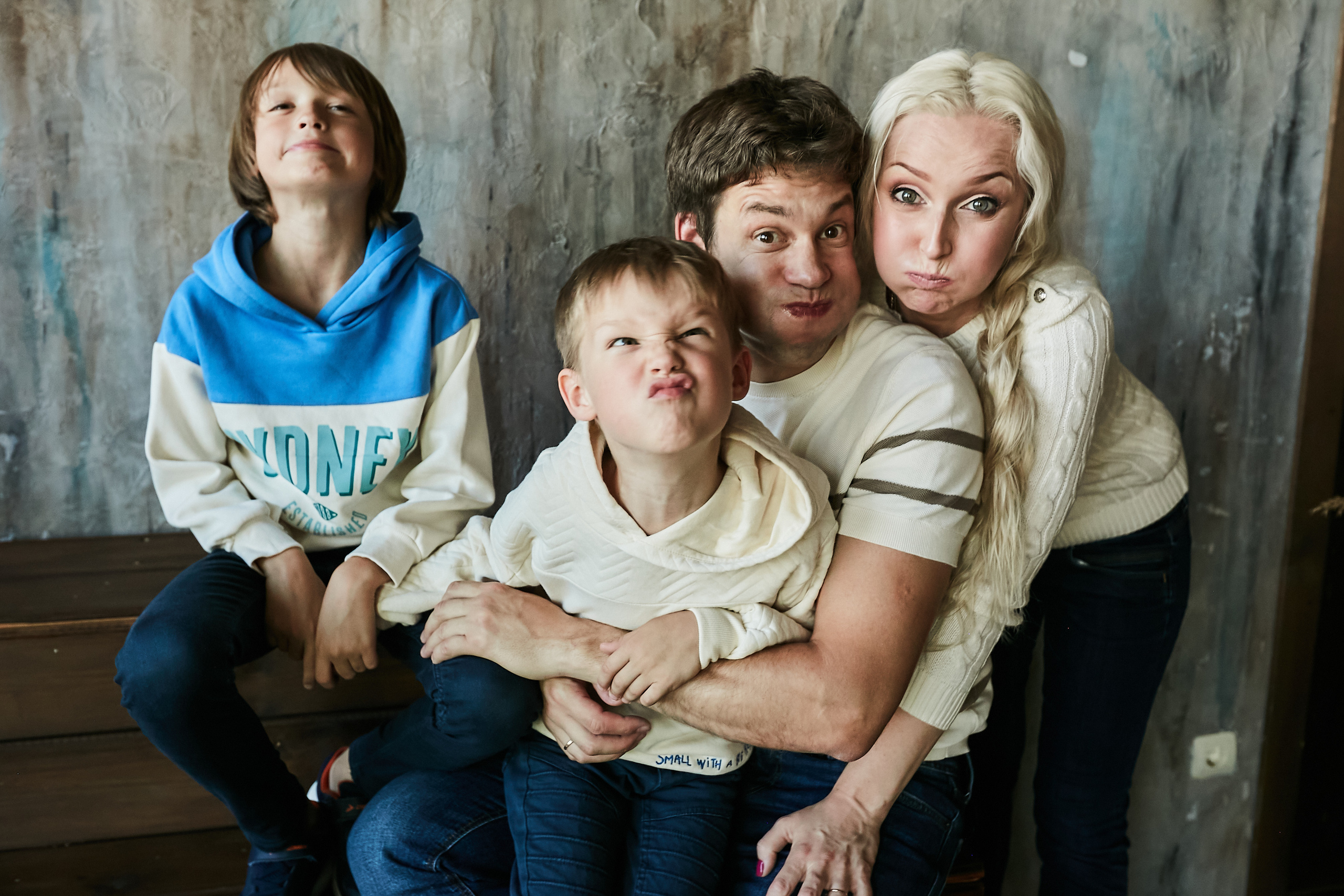 Володя, Юля и дети