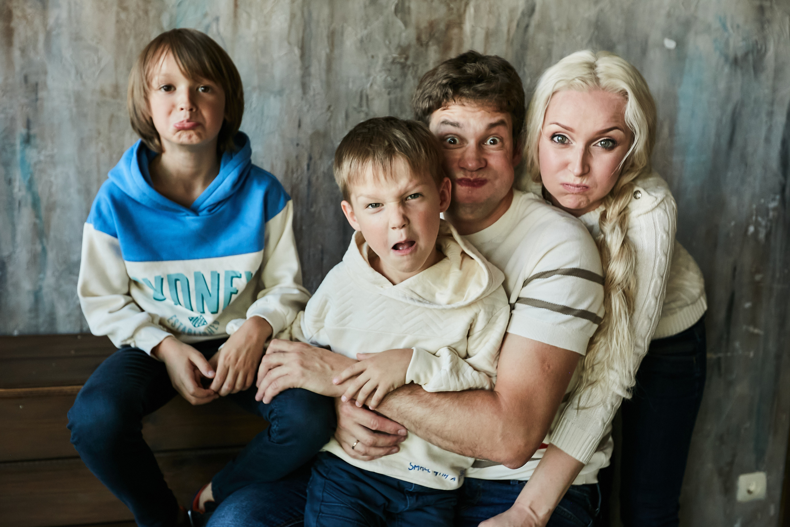 Володя, Юля и дети