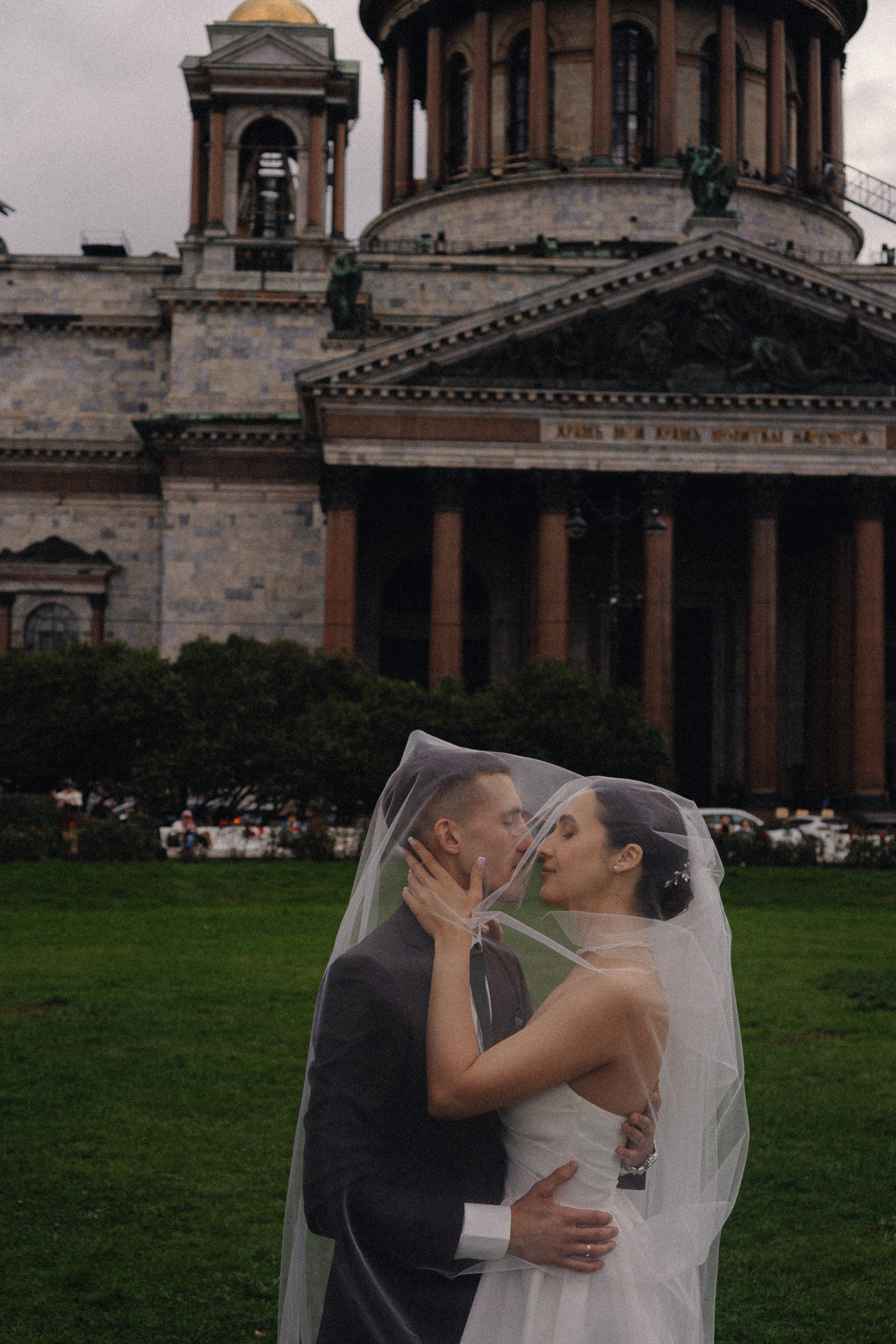 СВАДЕБНАЯ ПРОГУЛКА В САНТК-ПЕТЕРБУРГЕ (ИСАКИЕВСКИЙ СОБОР, ЗИМНЯЯ КАНАВКА, ЭРМИТАЖ И БОЛЬШАЯ МОРСКАЯ УЛИЦА). Профессиональный фотограф, Санкт-Петербург — Виктория Богомолова