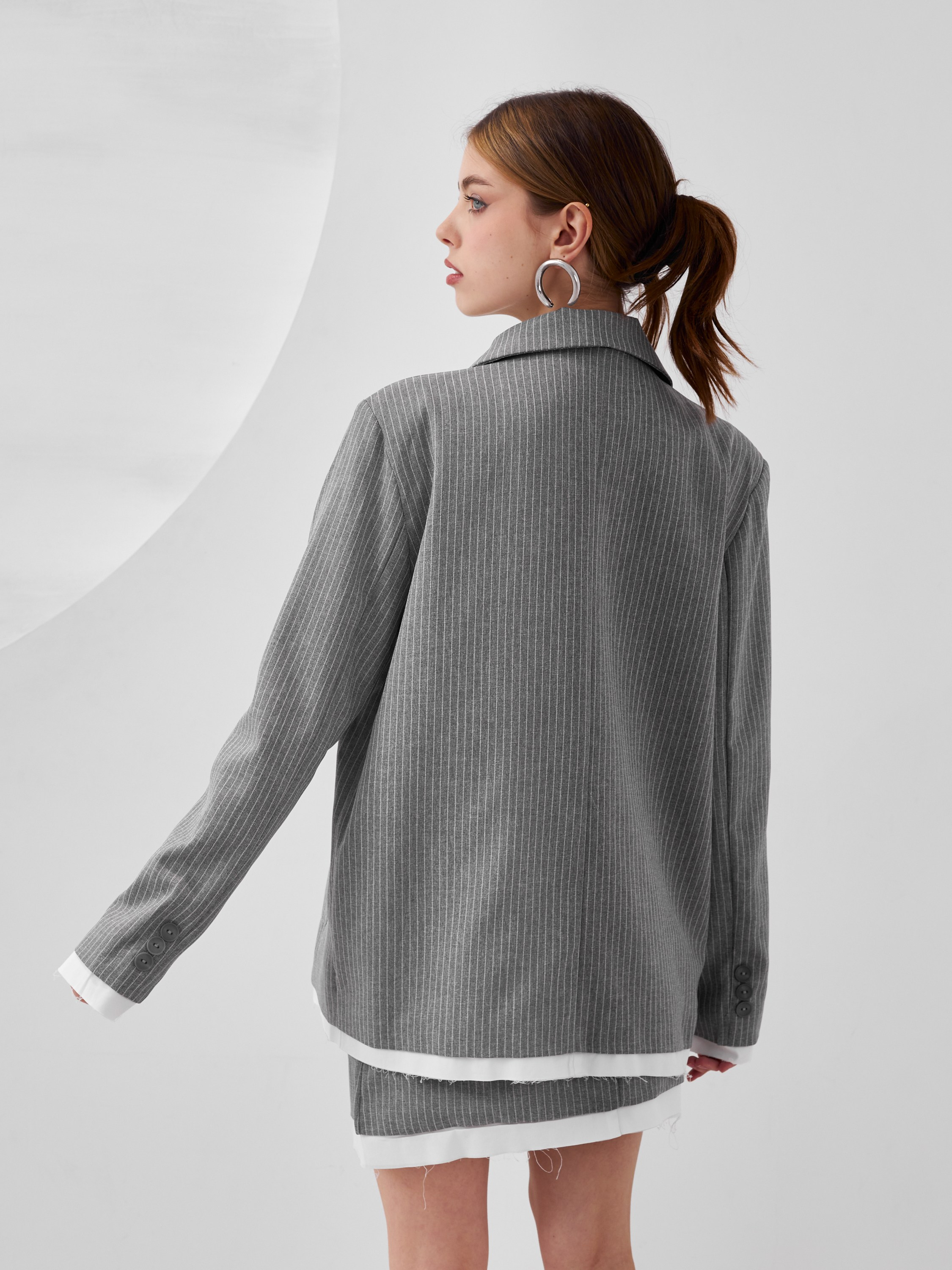 Фотосъемка костюма с юбкой пиджаком Екатеринбург Wildberries ВБ Ozon Озон фотосессия одежды Екб заказать цена фотосъемка товара WB костюмы. Фотограф Екатеринбург Анастасия Жерновская | Маркетплейсы и нейрофото