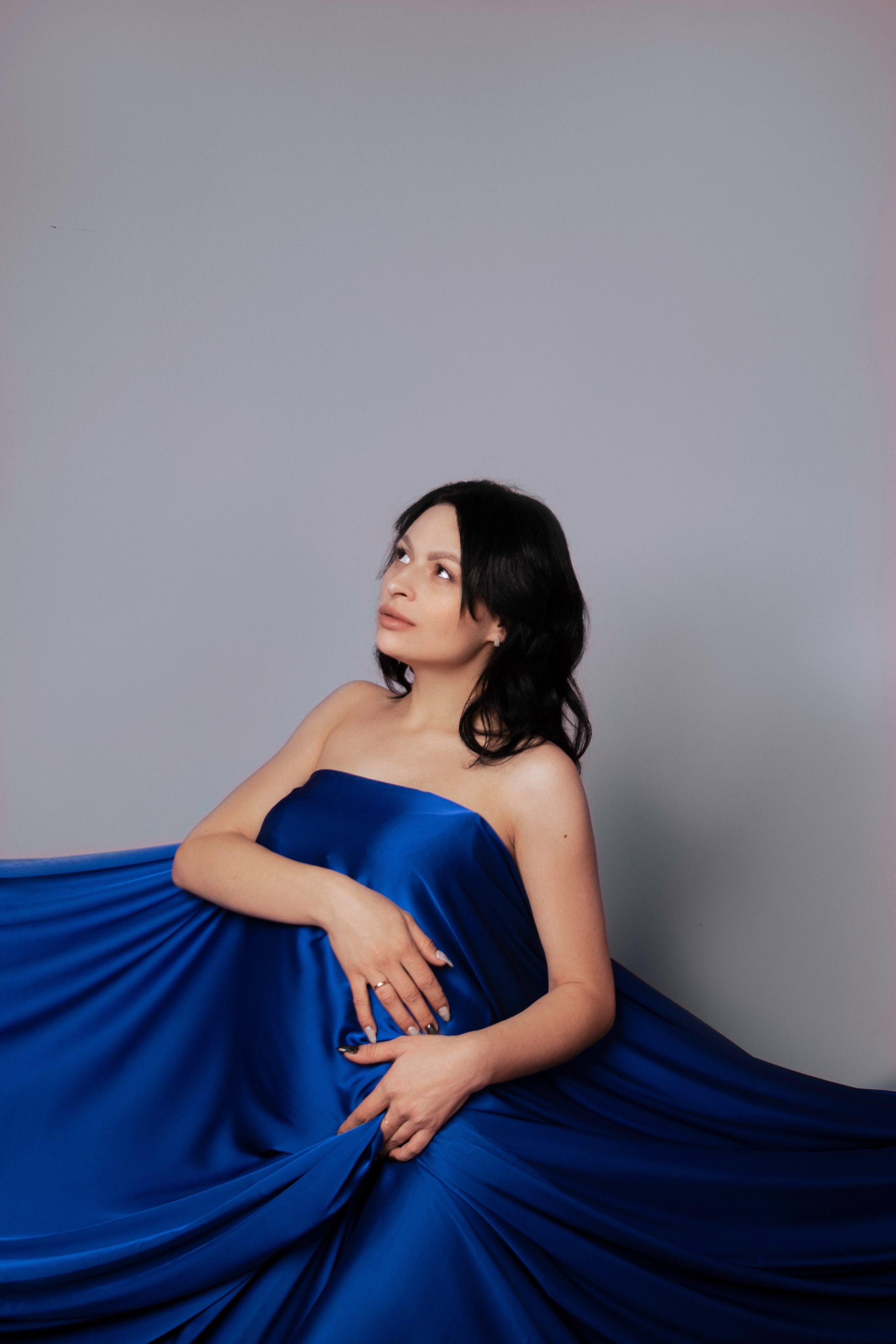 беременная фотосессия с тканью