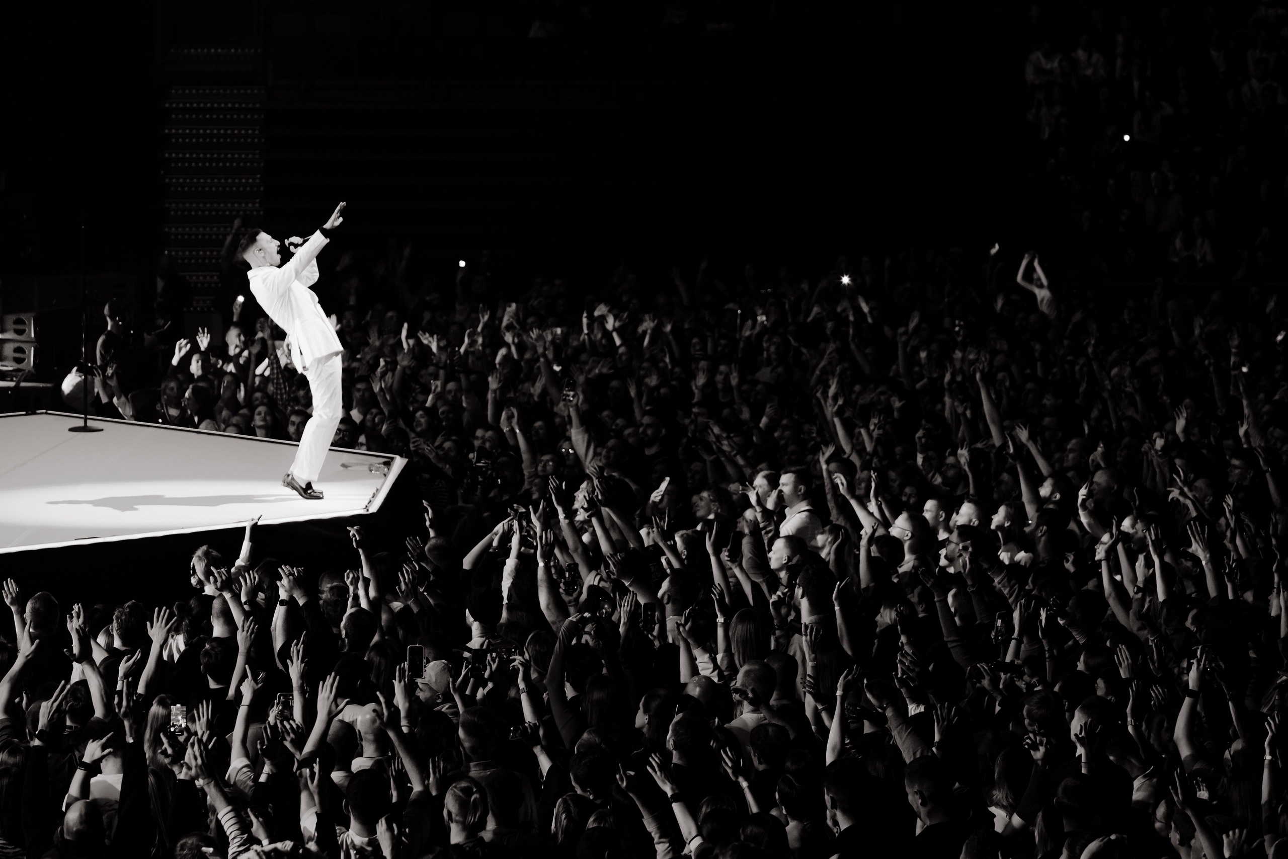 Концерт L’ONE с хором и симфоническим оркестром в Live Арене 19 октября 2025. Репортажный, event, концертный и backstage фотограф из Москвы Виталий Кривцов