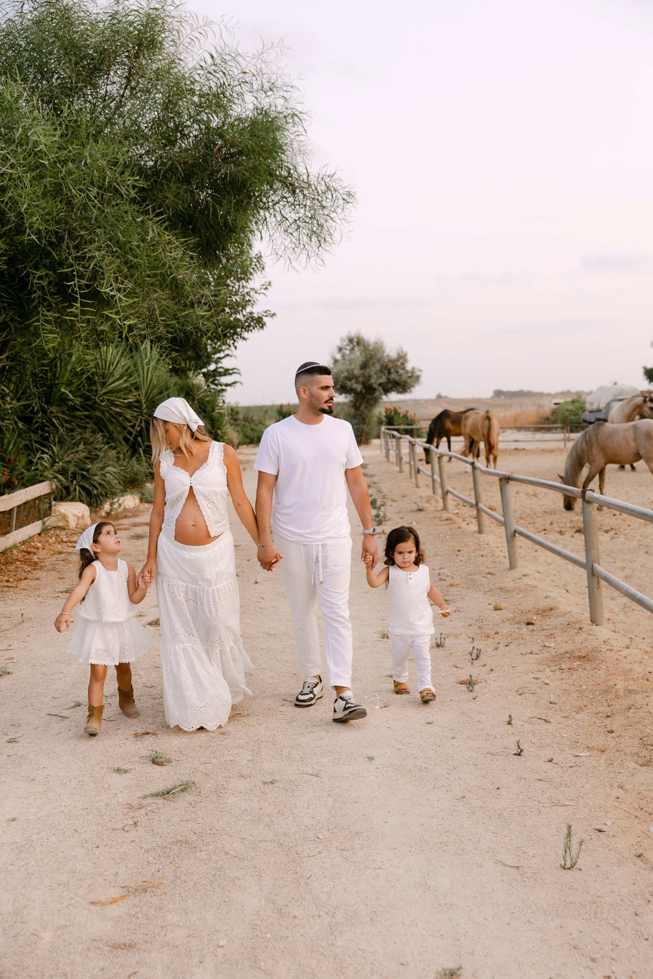 Pregnancy photoshoot at the horse farm. Главная