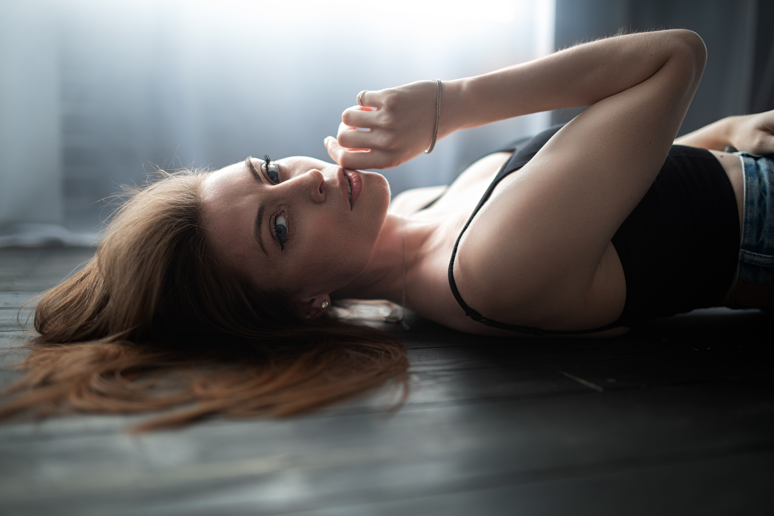 Съемка с Надеждой в студии с минимальным интерьером в формате для «себя»