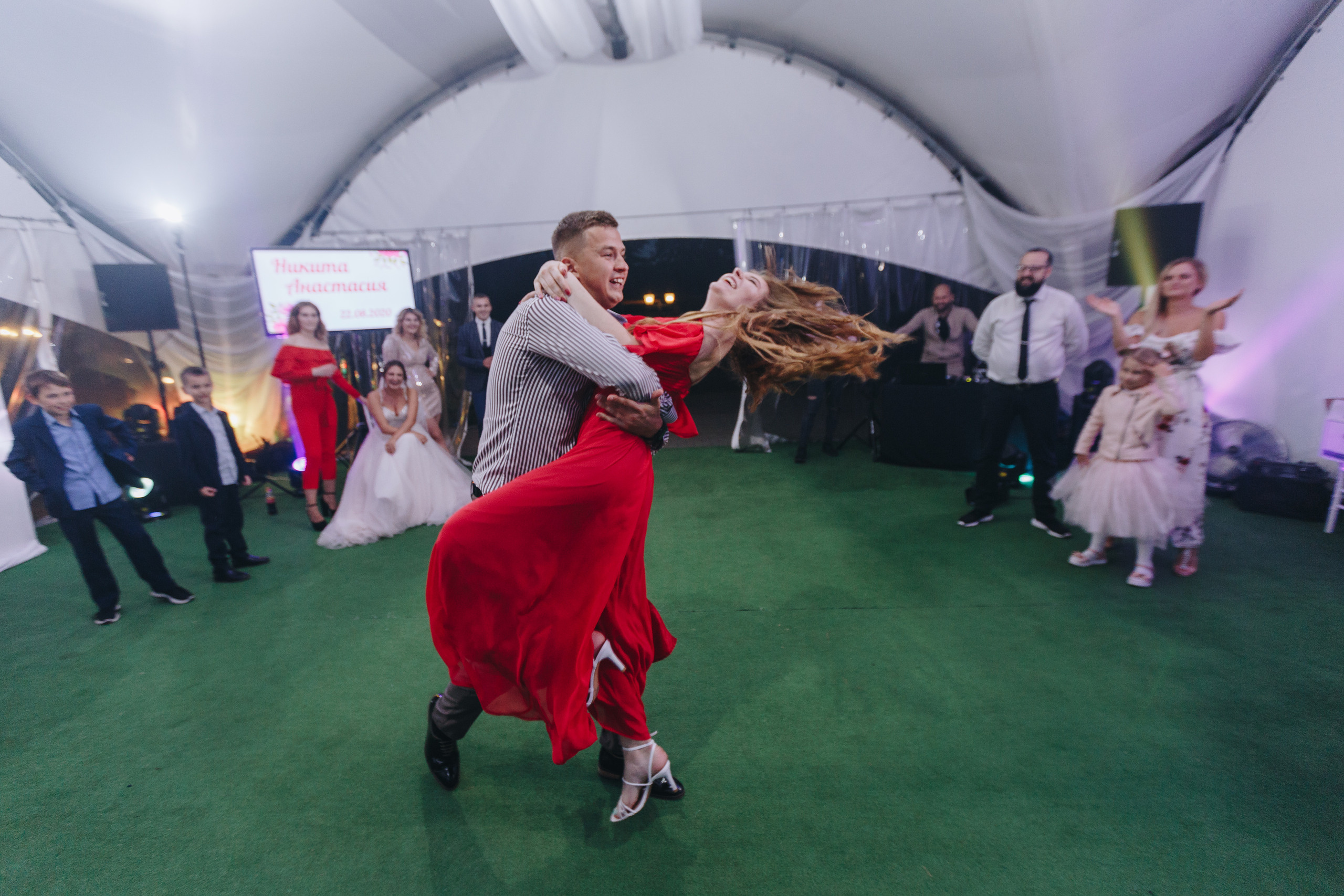 Свадебная фото и видео съёмка полного дня в Гомеле на усадьбе Качье. Свадебный семейный фотограф и видеограф Гомель Минск Беларусь Европа