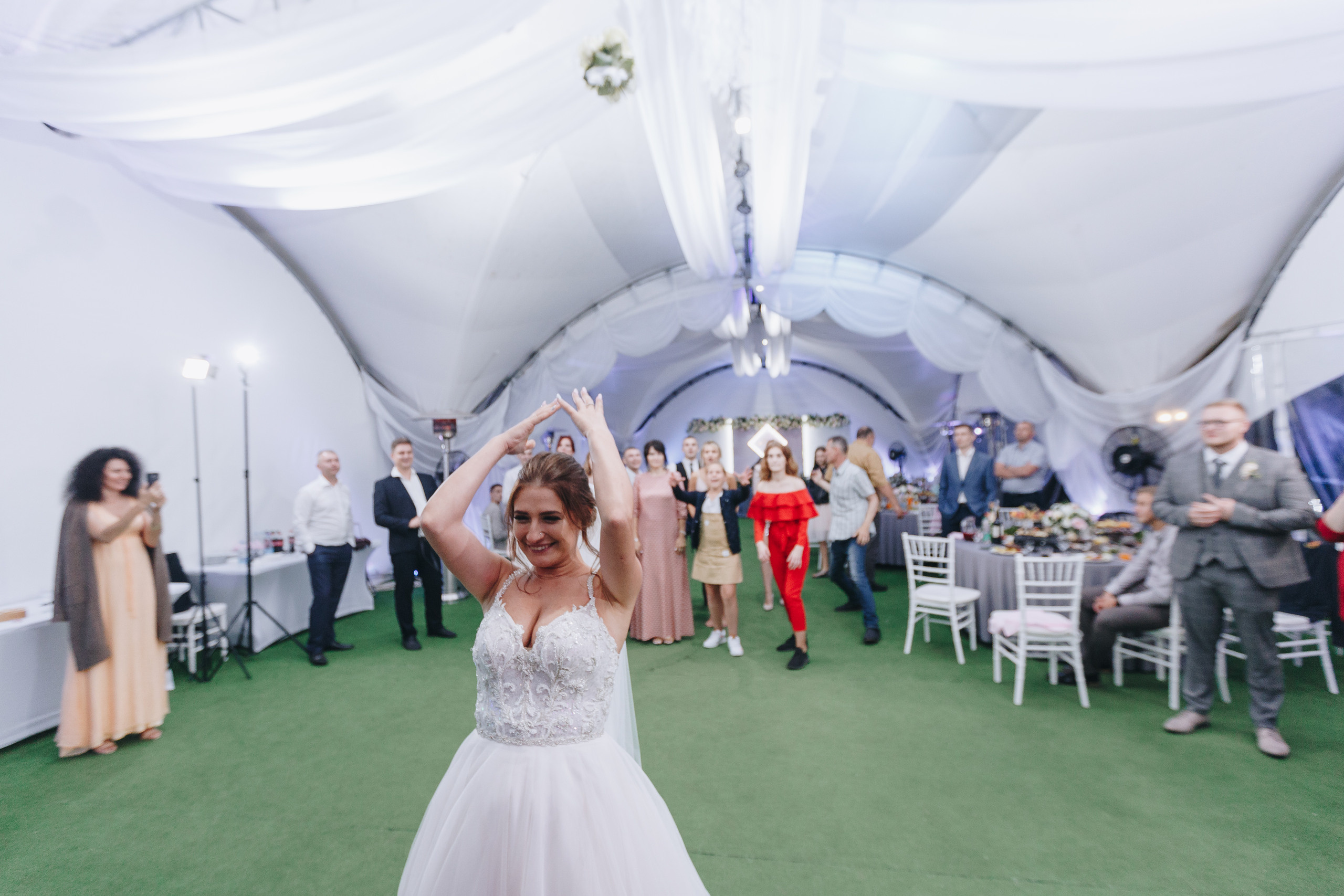 Свадебная фото и видео съёмка полного дня в Гомеле на усадьбе Качье. Свадебный семейный фотограф и видеограф Гомель Минск Беларусь Европа