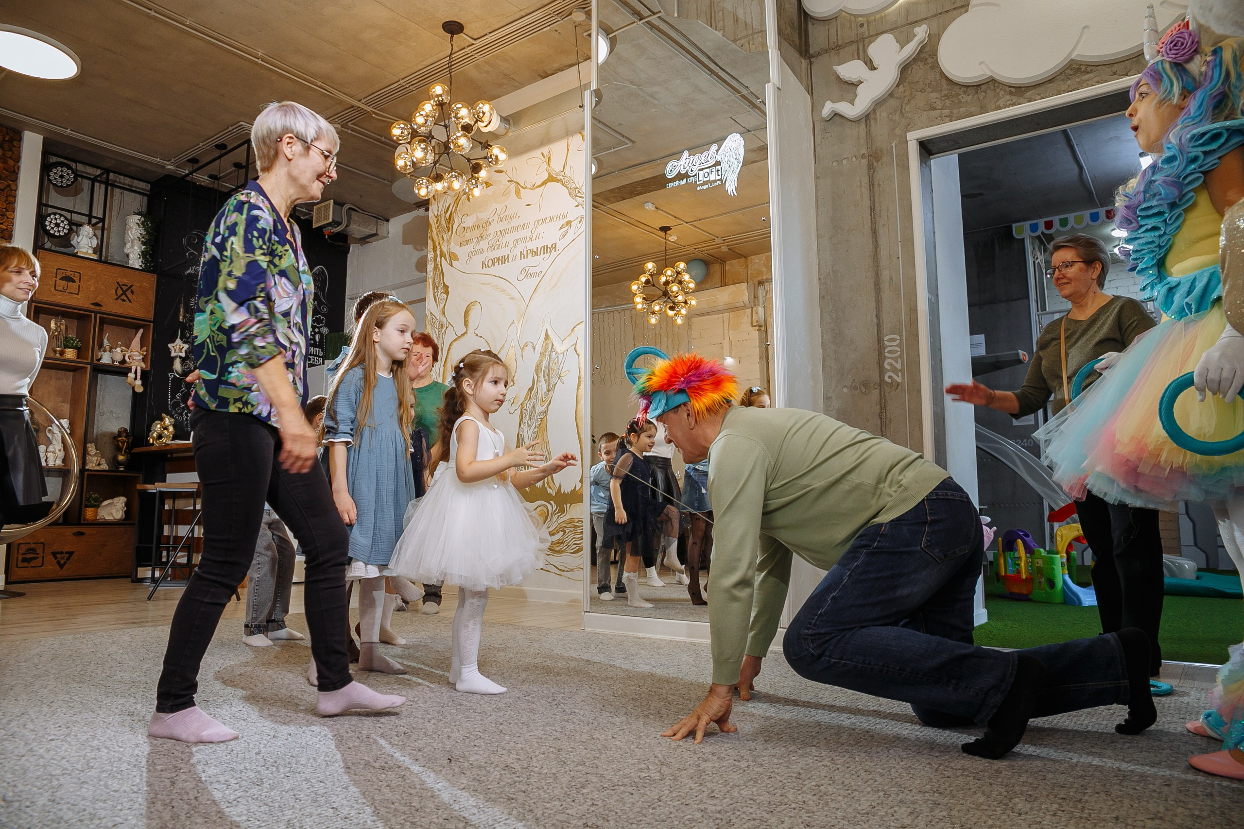 Насте 5 лет, дети играют в Ангел лофт. Событийный фотограф Максим Бескоровайновнов