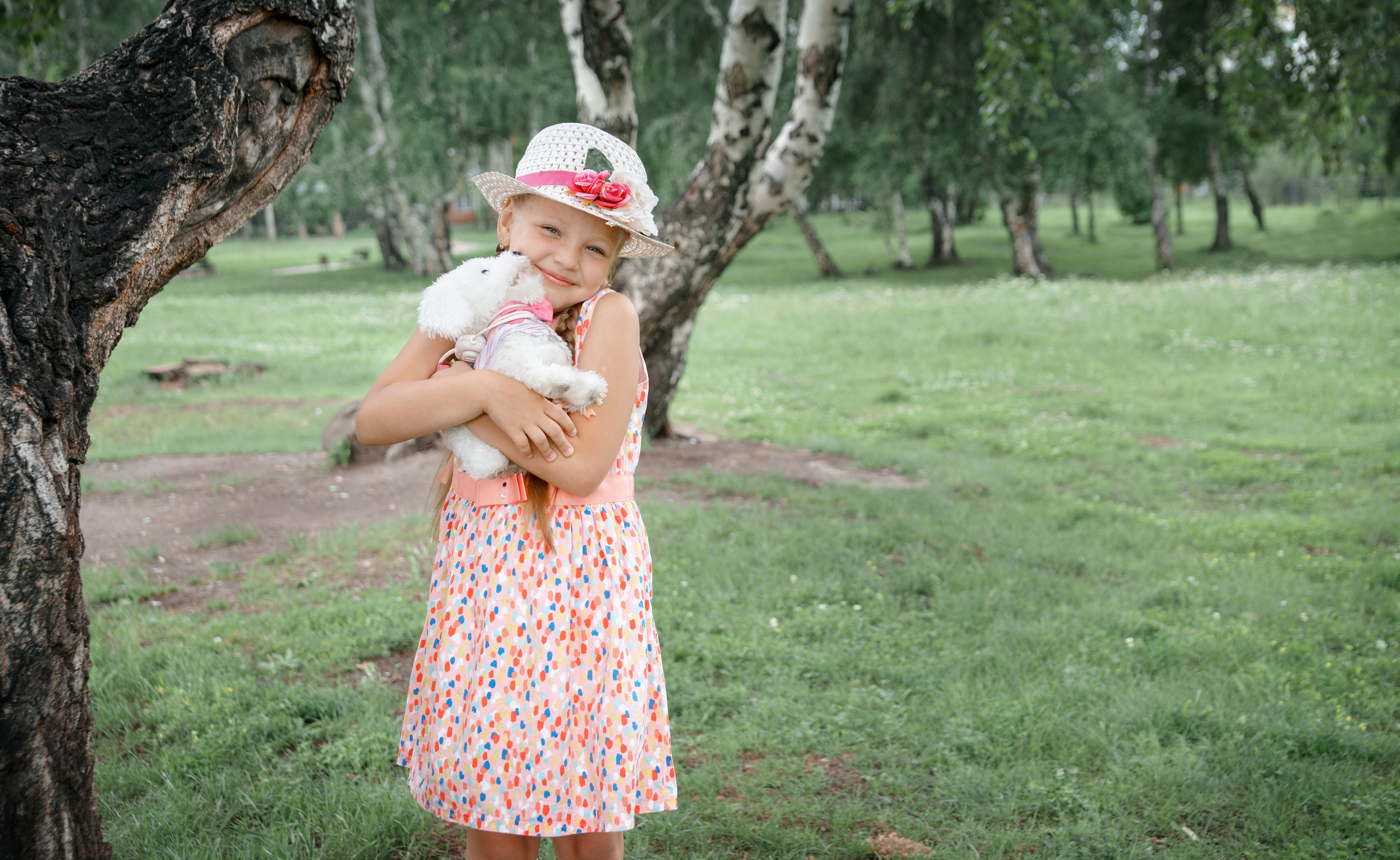 Детская фотосессия летом - девочка обнимает стоя щенка