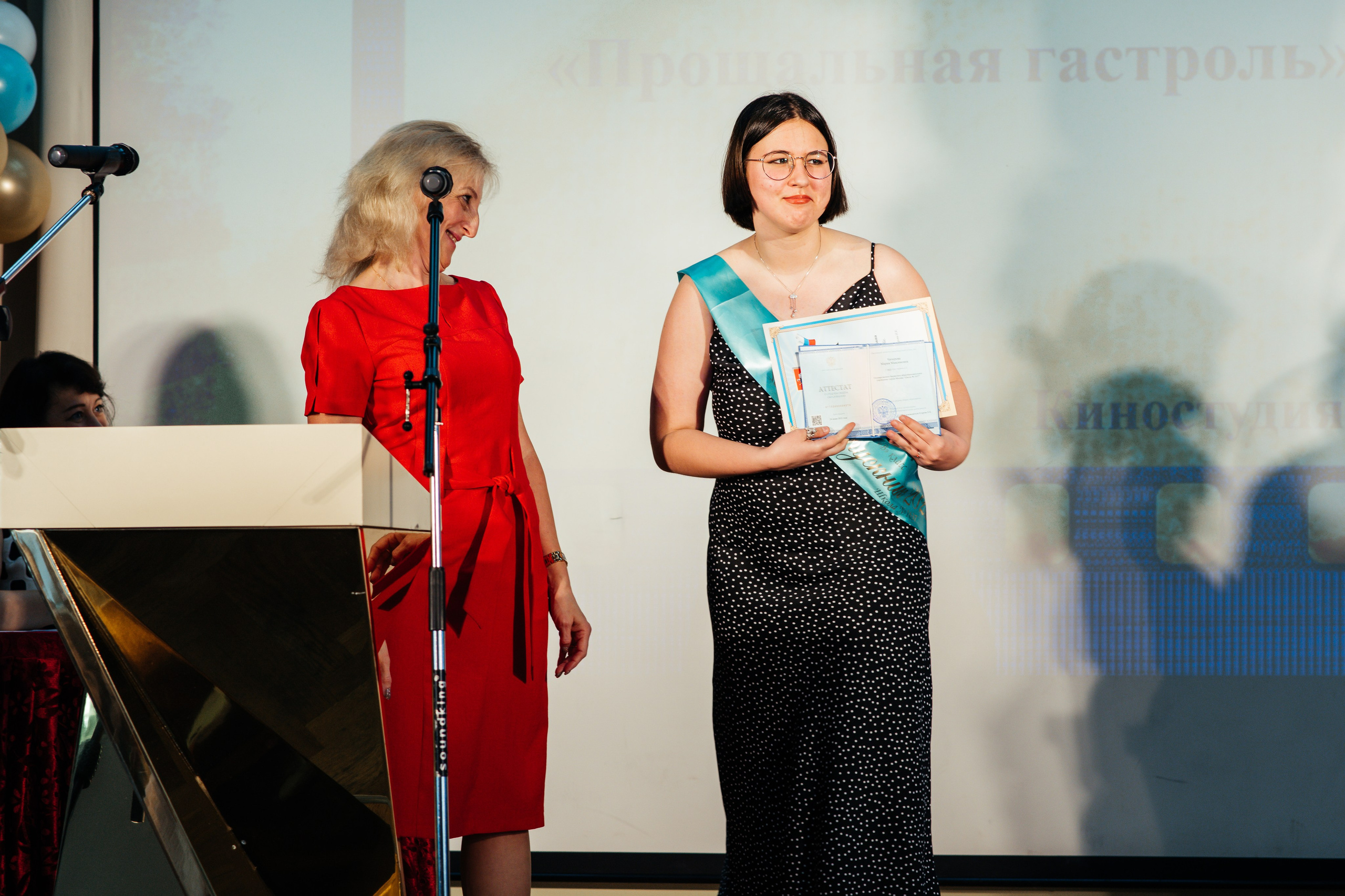 Вручение аттестатов. Выпускные альбомы в Подольске Москве и МО