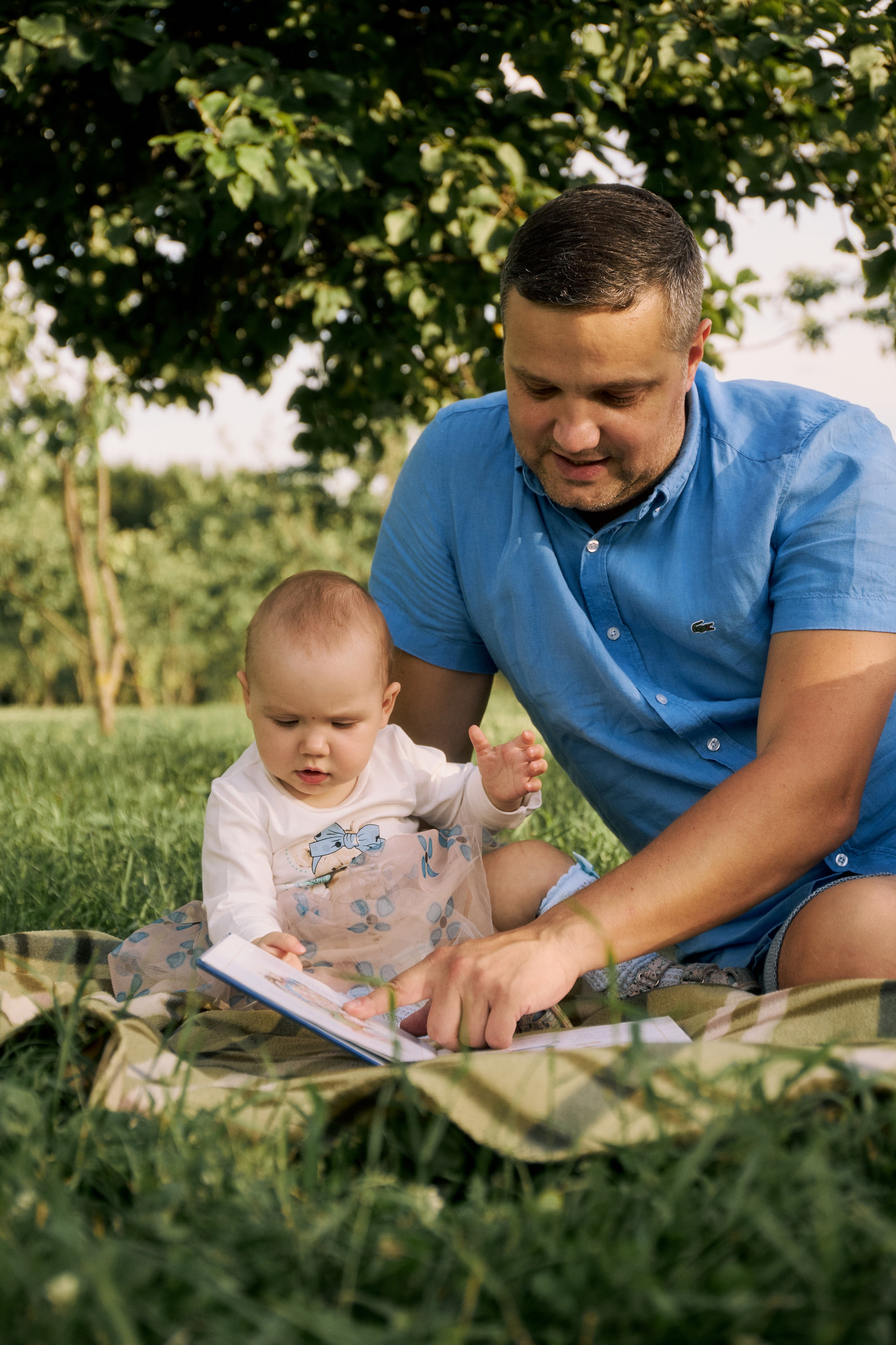 Папа и дочь в парке 