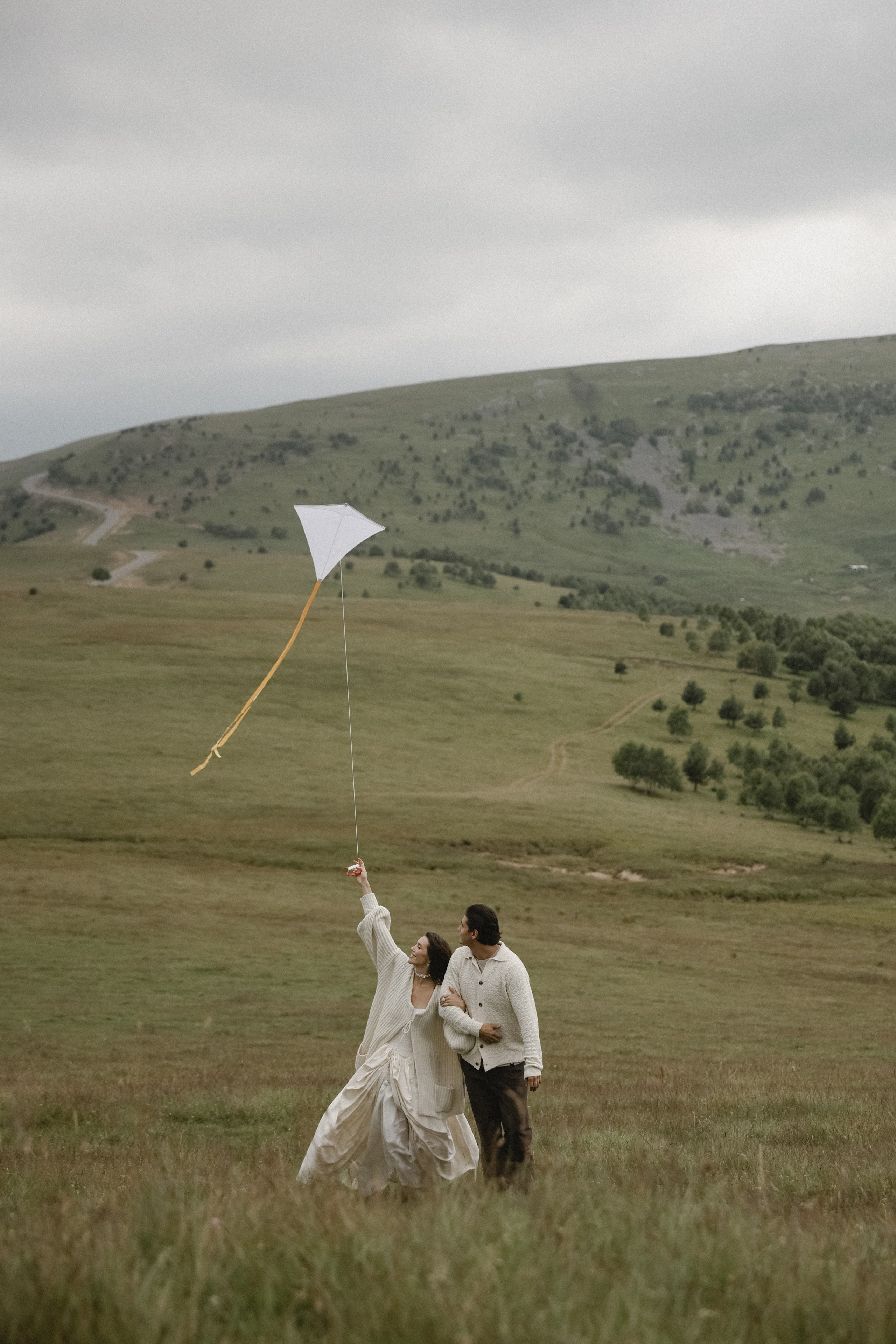 Утро невесты в глэмпинге свадебная фотосессия на Джилы-Су Приэльбрусье. Свадебный, репортажный и портретный фотограф Сочи, Краснодар. Александра Зайцева