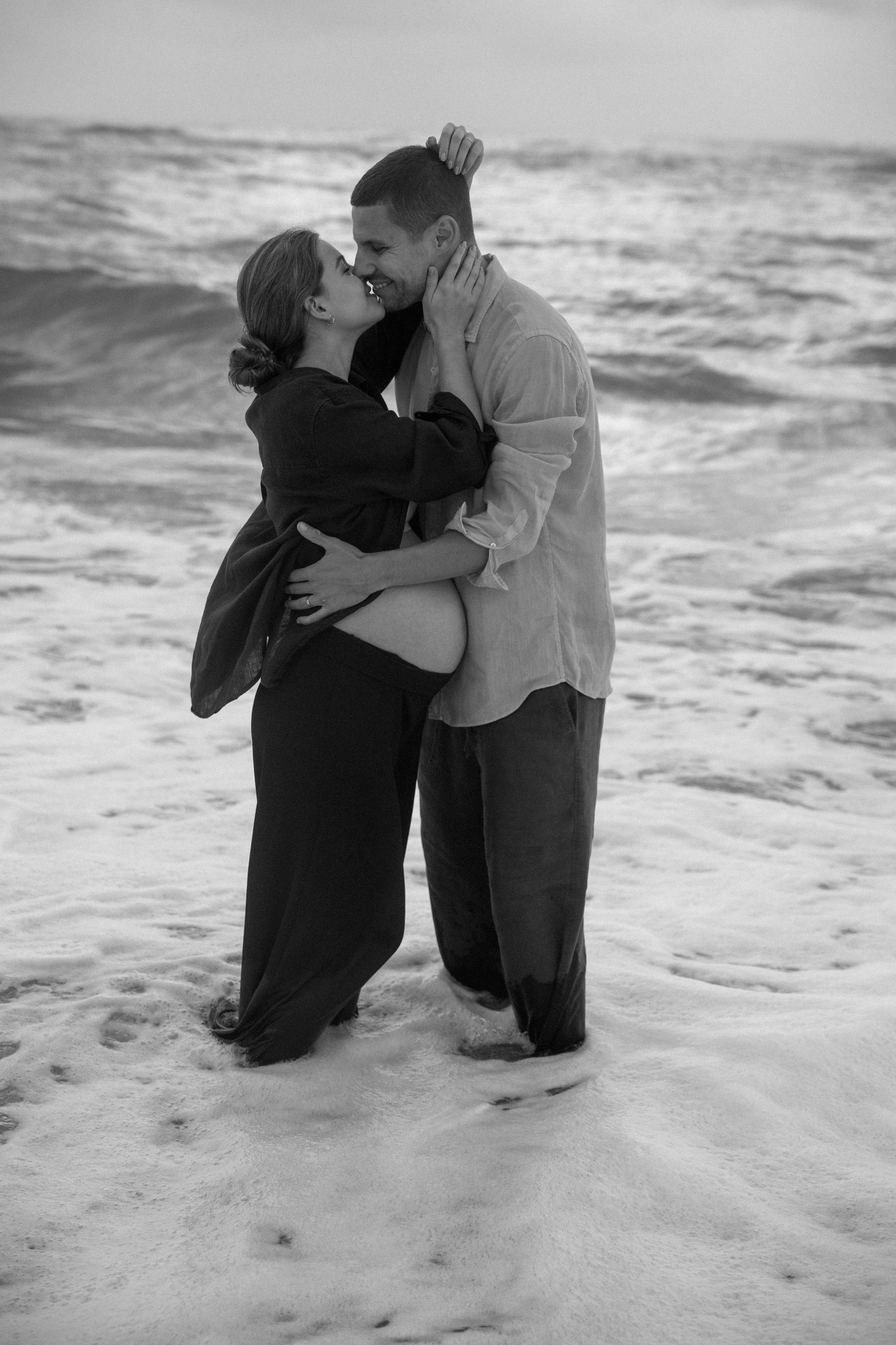 Pregnancy photoshoot near the sea (cloudy weather). Главная