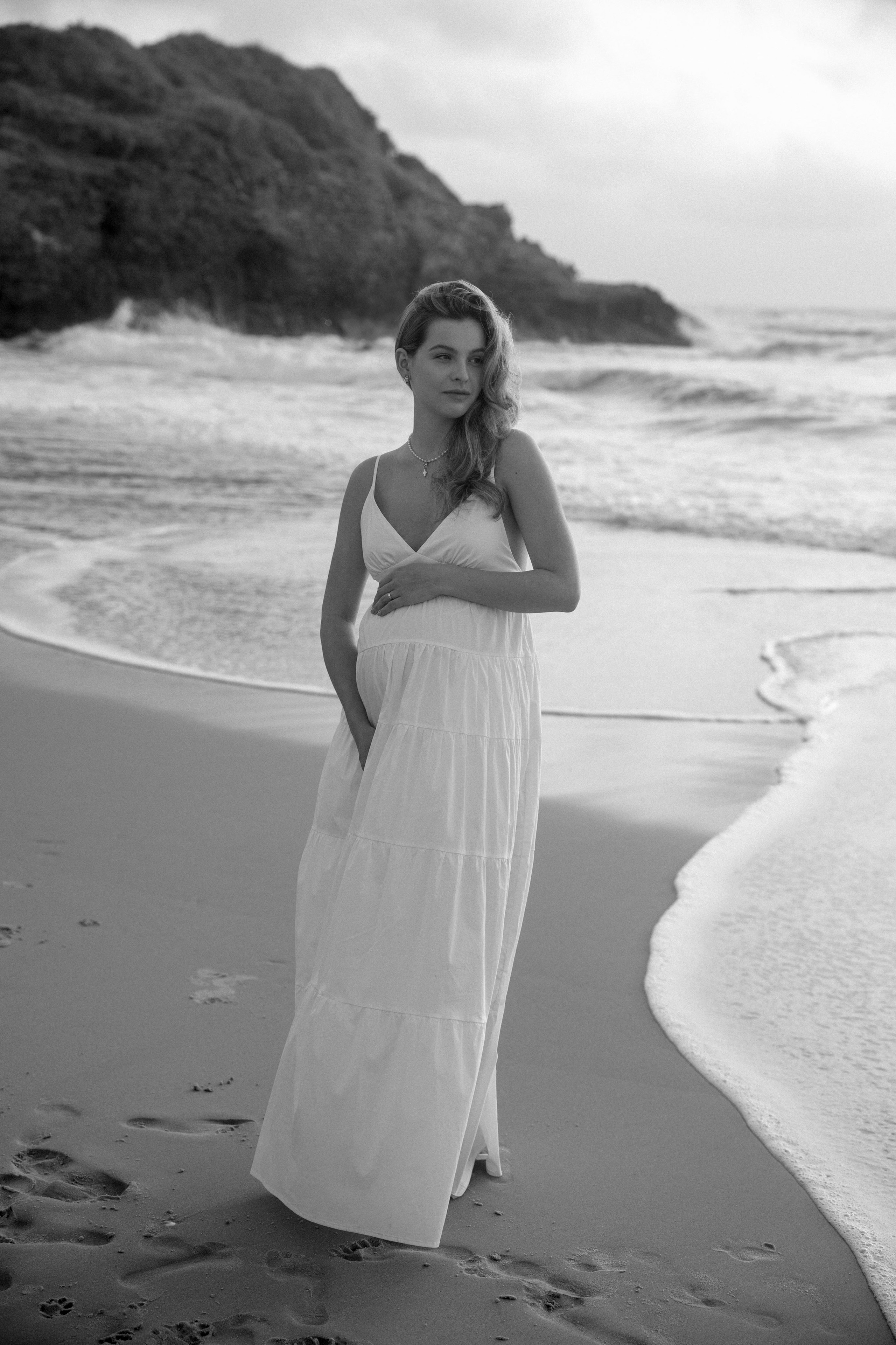 Pregnancy photoshoot near the sea (cloudy weather). Главная