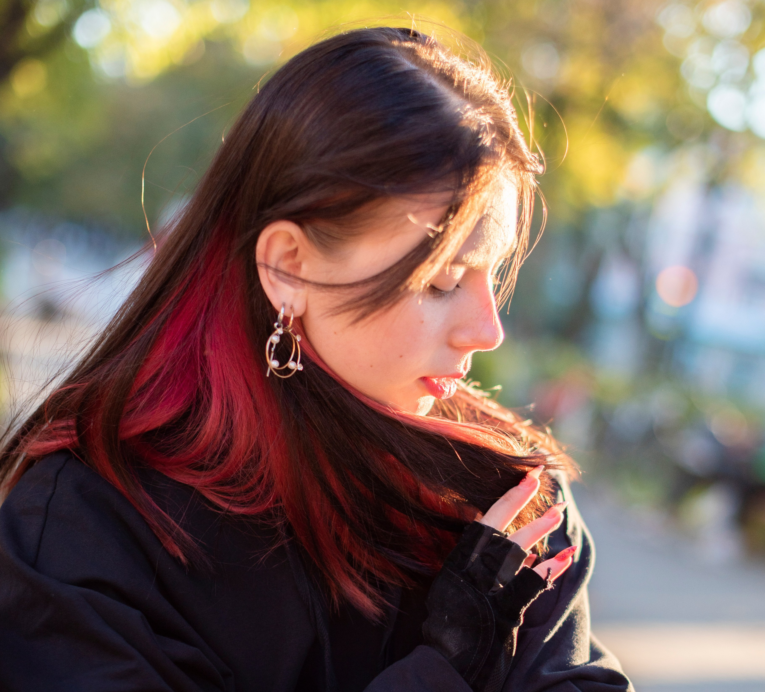 девушка-студентка. чёрный балахон. чёрно-красные волосы. серьги. каменск-шахтинский