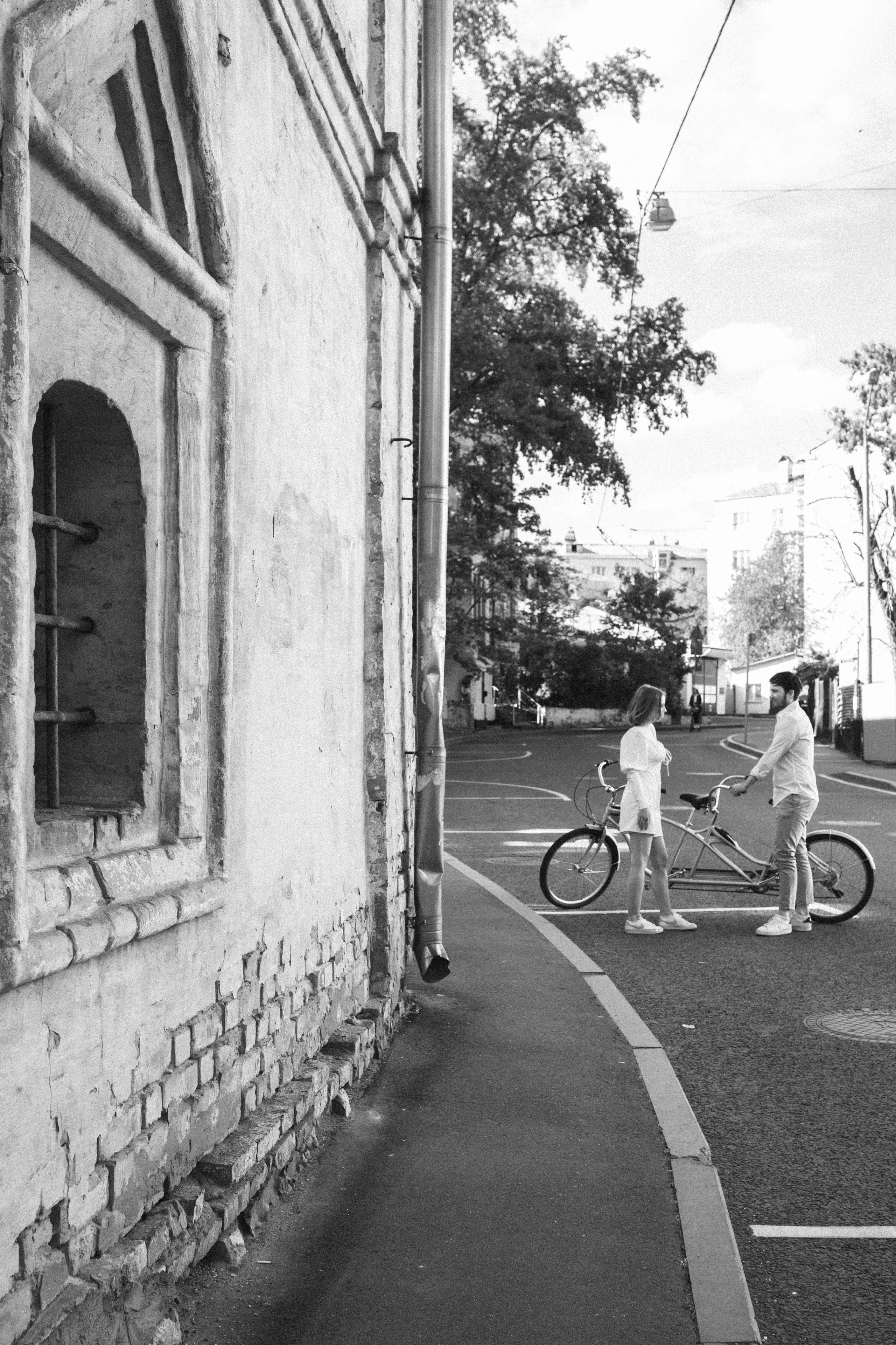 A date on a bicycle. Wedding and family photographer