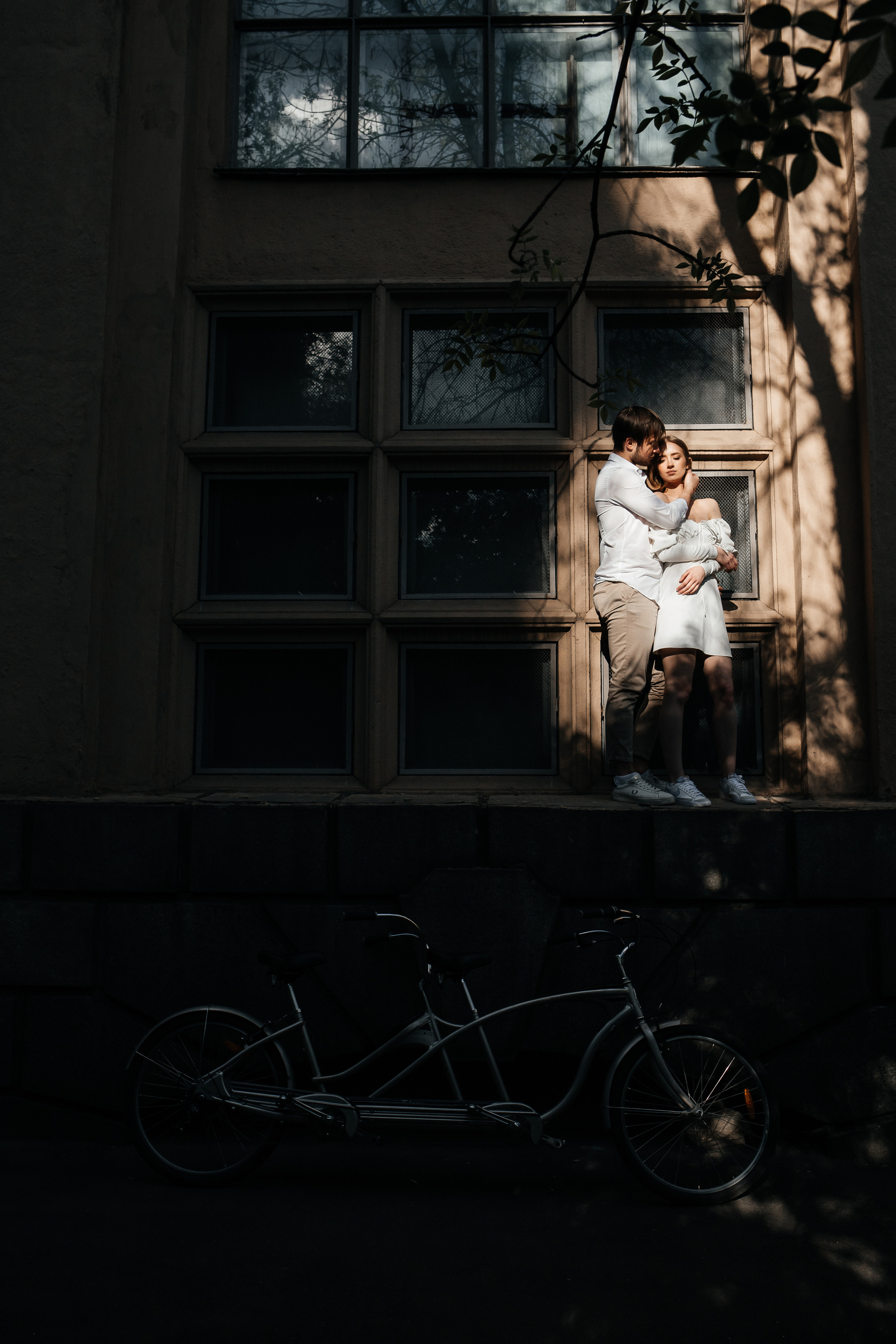 A date on a bicycle. Wedding and family photographer