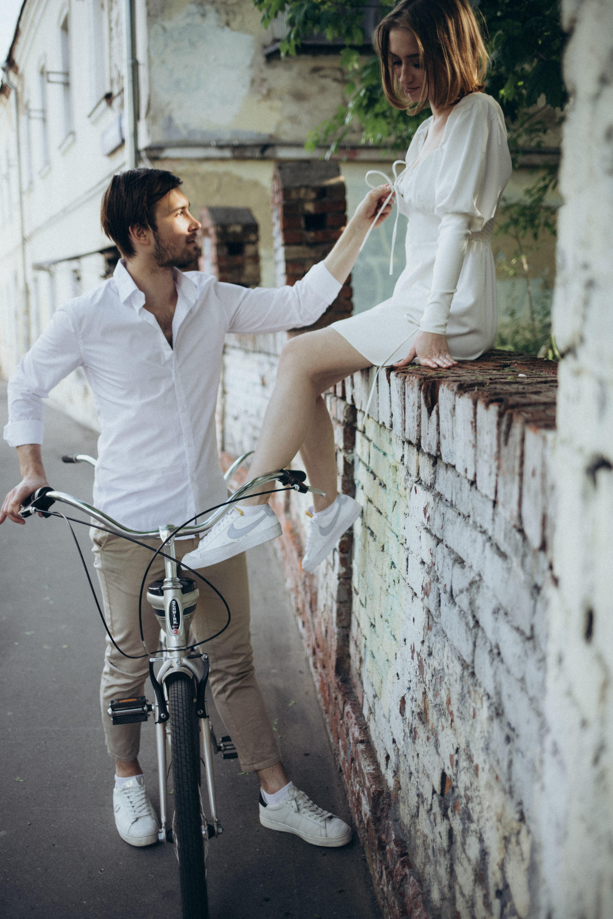 A date on a bicycle. Wedding and family photographer