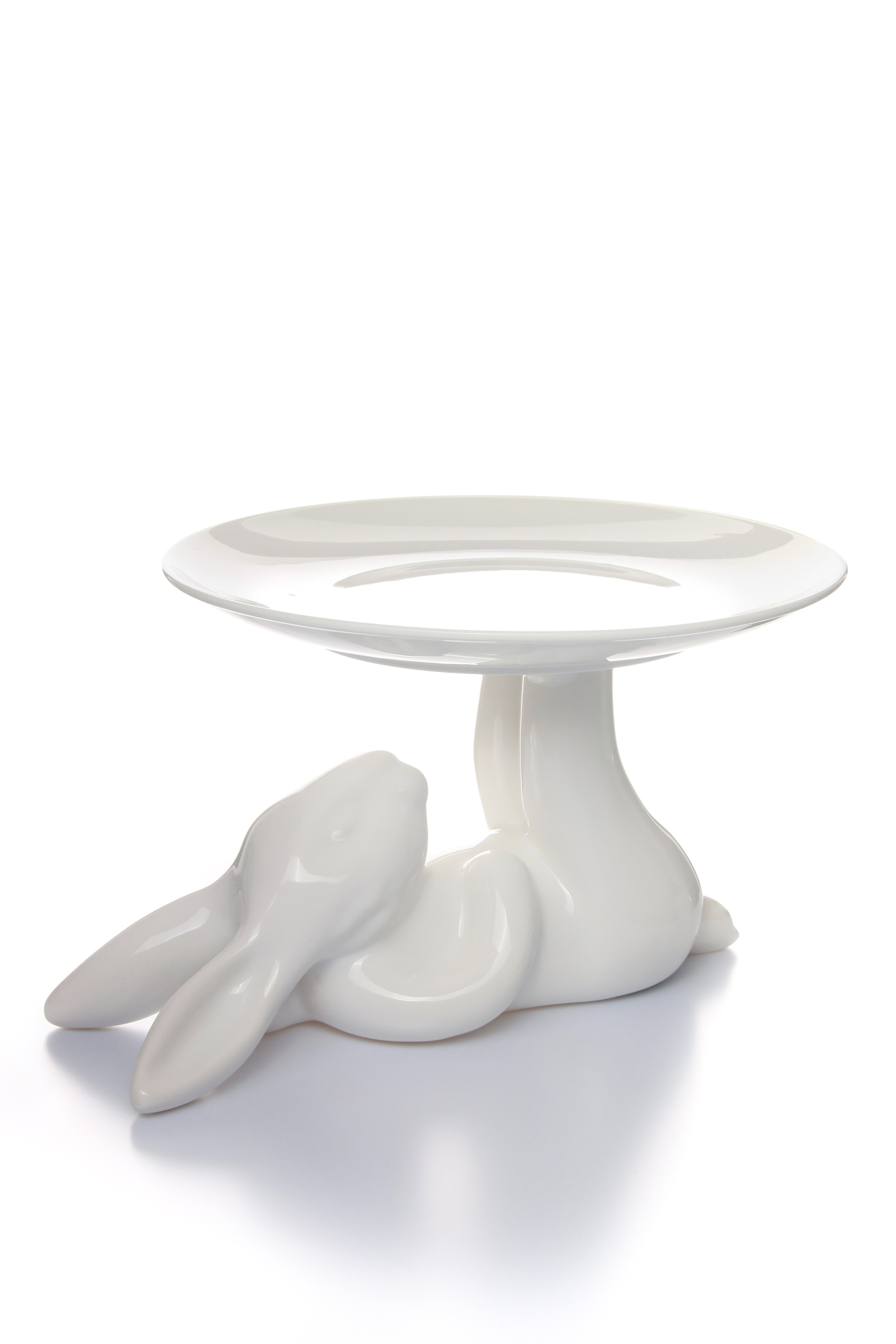 Фотография  белой вазы в виде зайца и блюда у него на лапах из керамики  белом фоне для маркетплесов