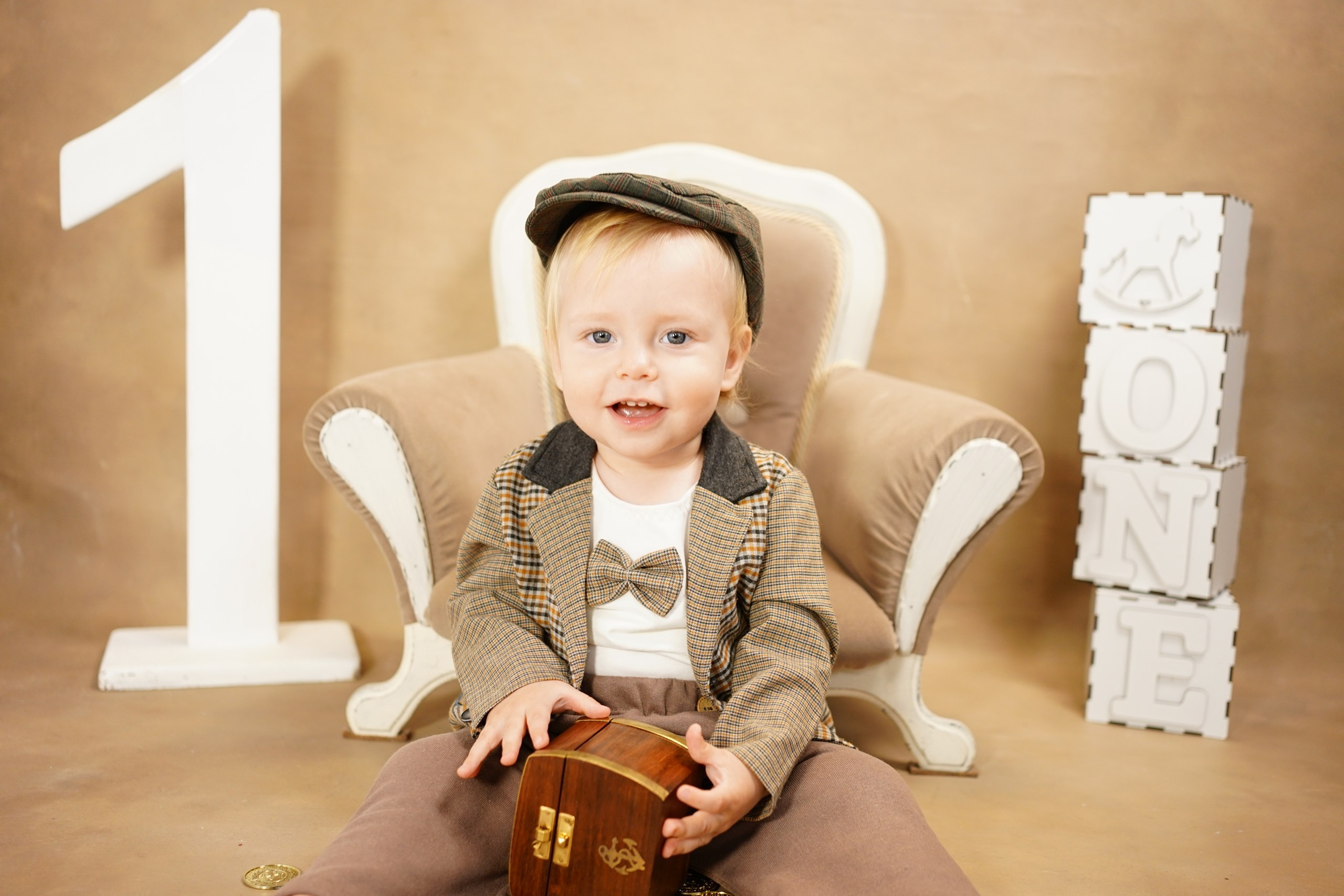 Фотозоны на ХОЛСТЕ. Детская Фотостудия ГОДОВАСИКИ в Санкт-Петербурге фотосесия на годик