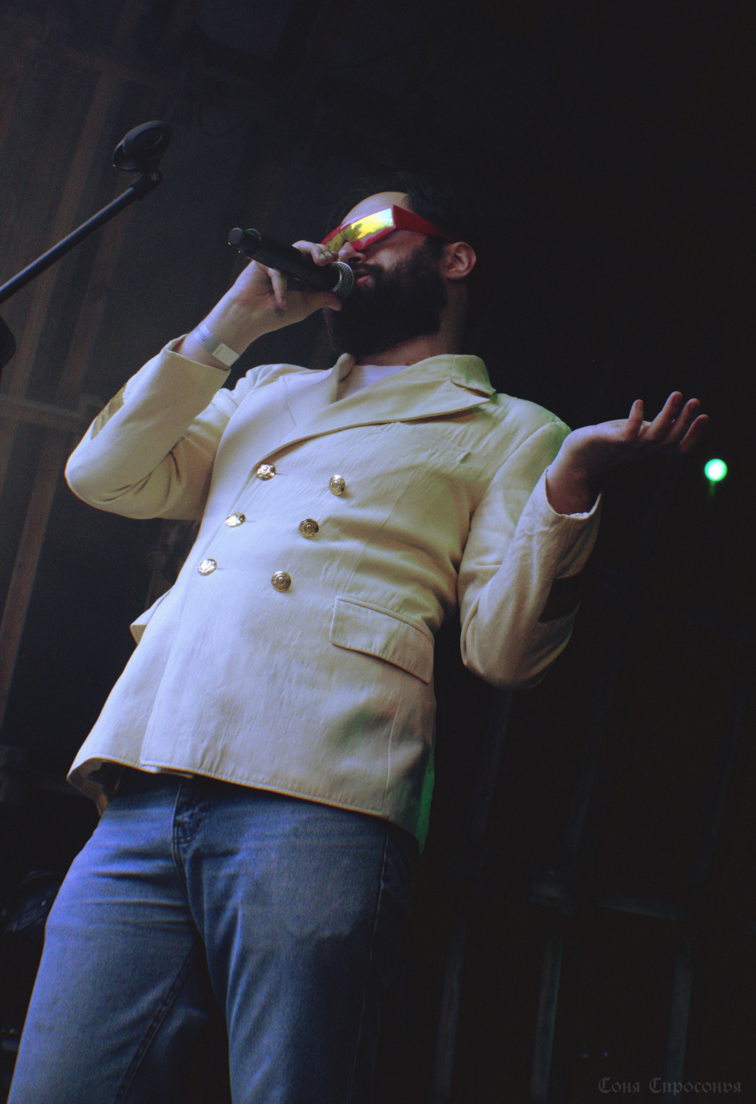 Синестетик 26.08.23. Концертный и портретный фотограф в Москве Соня Спросонья