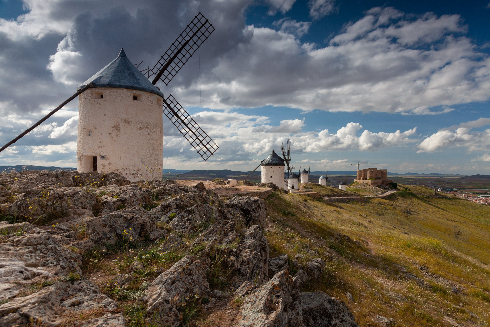Consuegra España Molinos de viento de Don Quijote en la provincia de Toledo, Испания 2010. Фотограф Василий Буланов