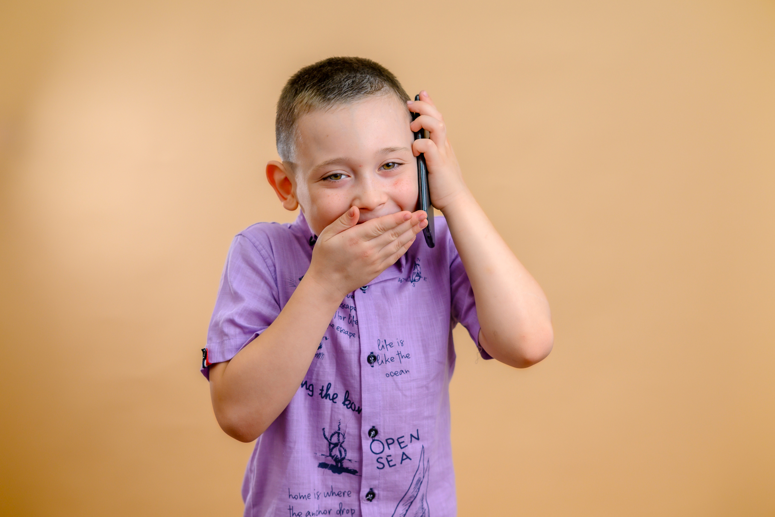 парень с мобильником