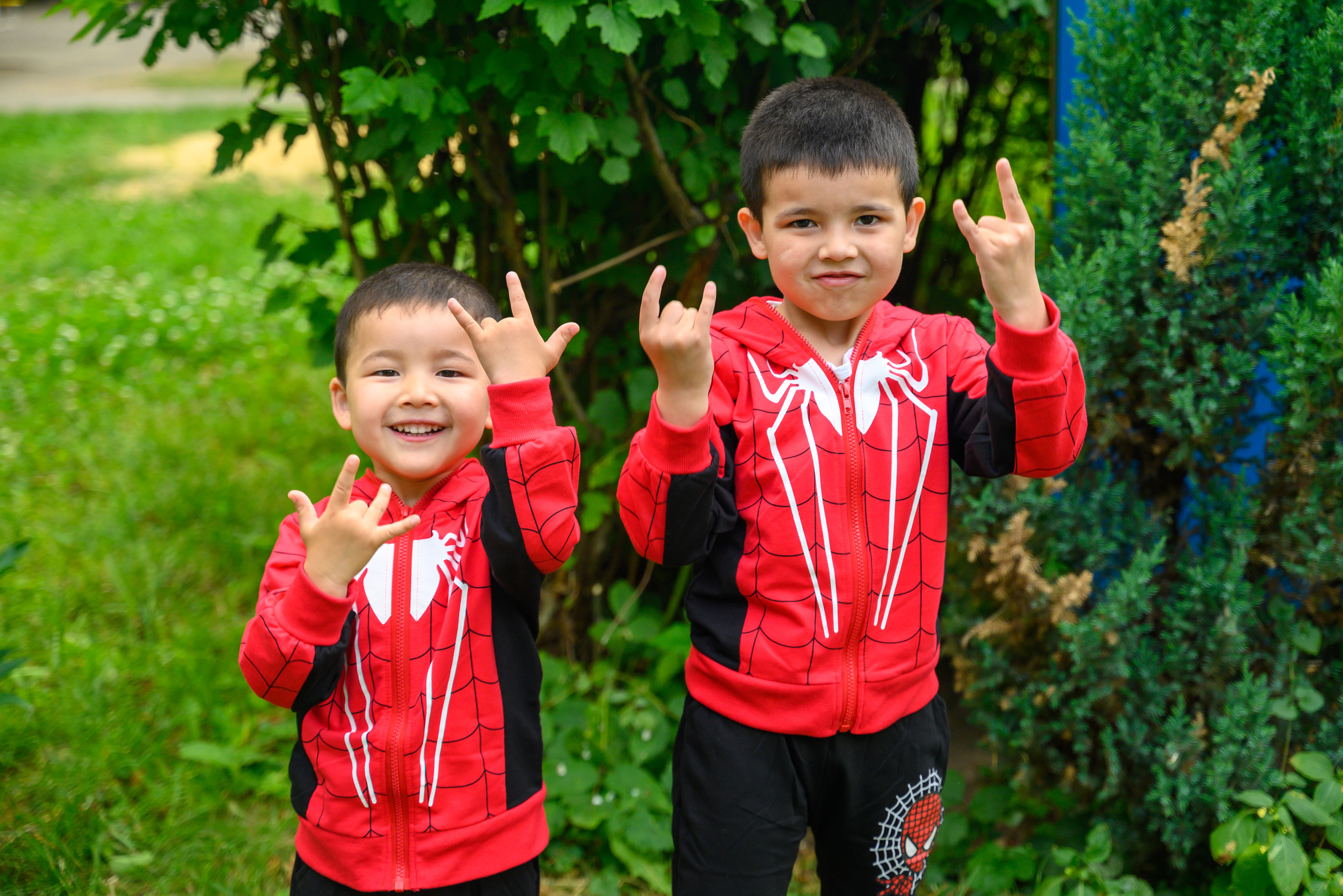 спайдер-мены на прогулке