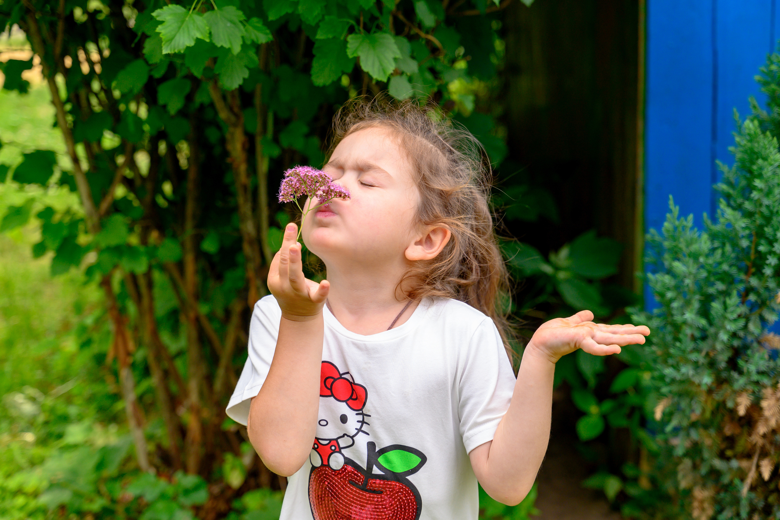 девочка нюхает цветок