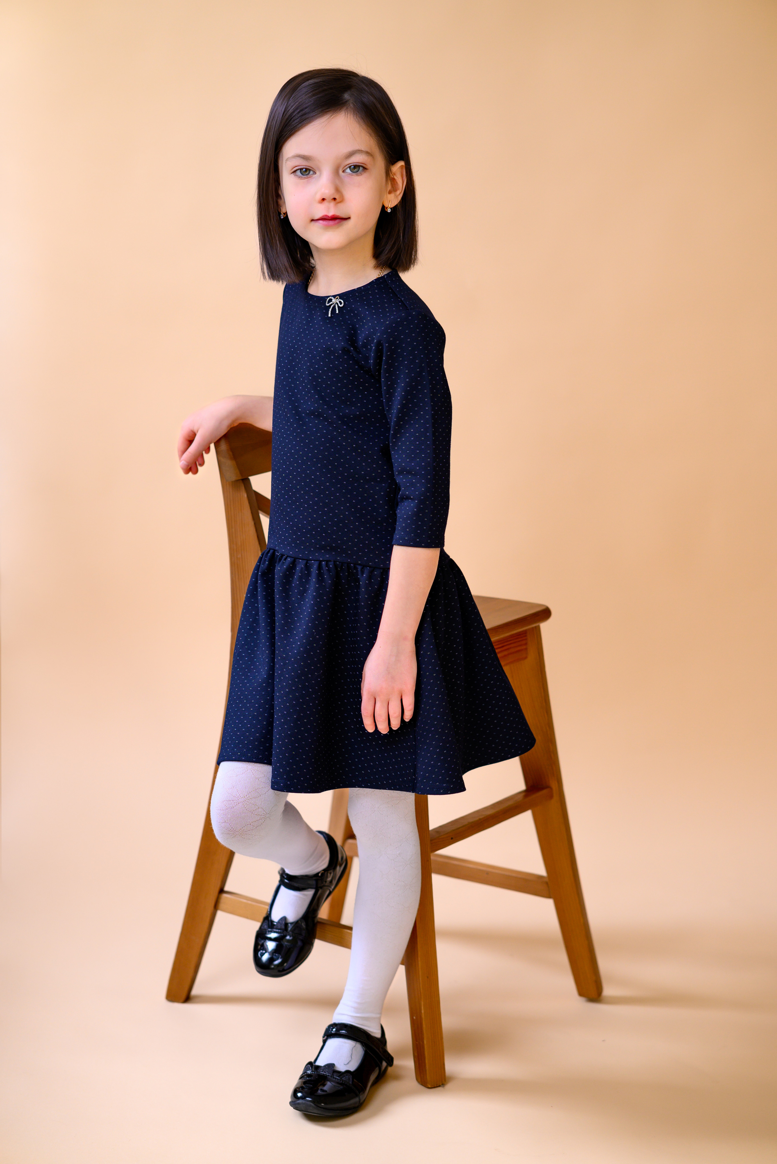 девочка на стуле