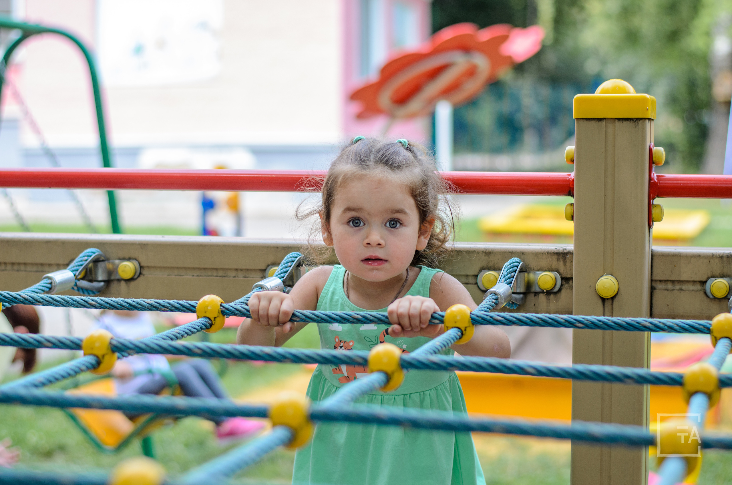 красивая девочка детская площадка