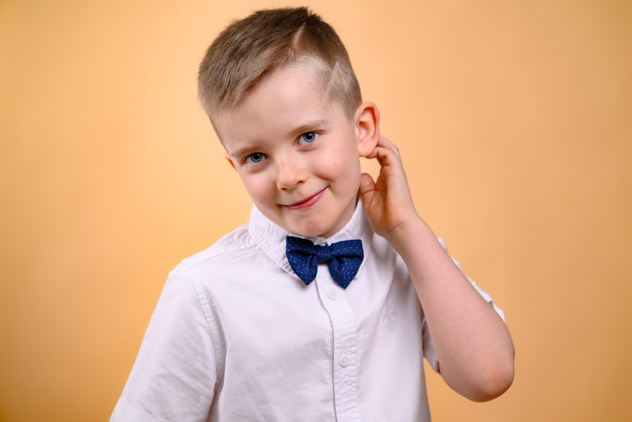 мальчик чешет затылок