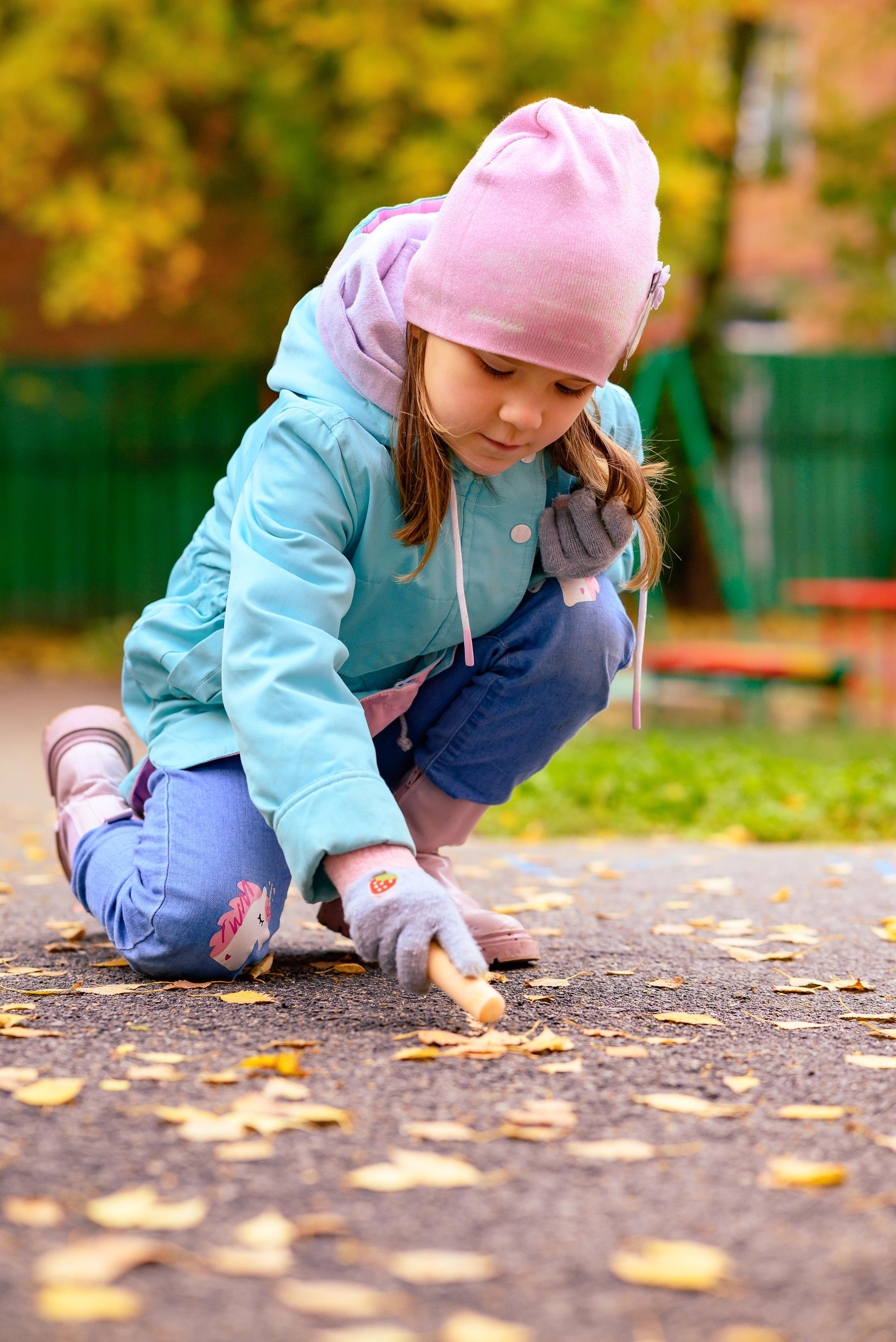 девочка рисует на асфальте