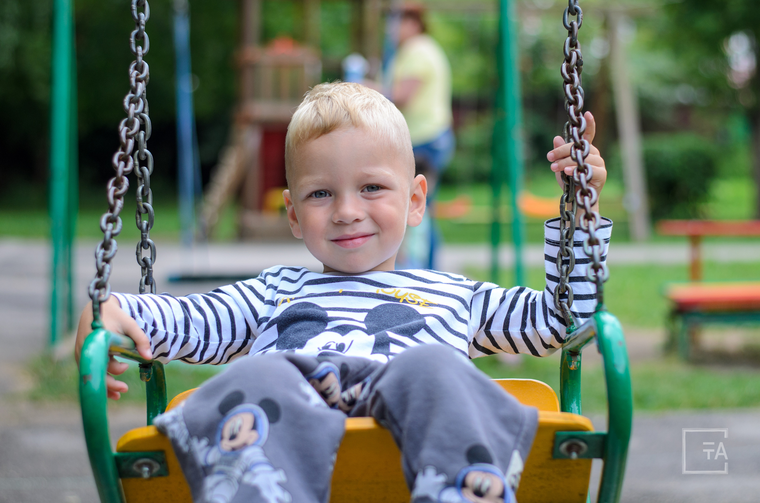мальчик на качелях
