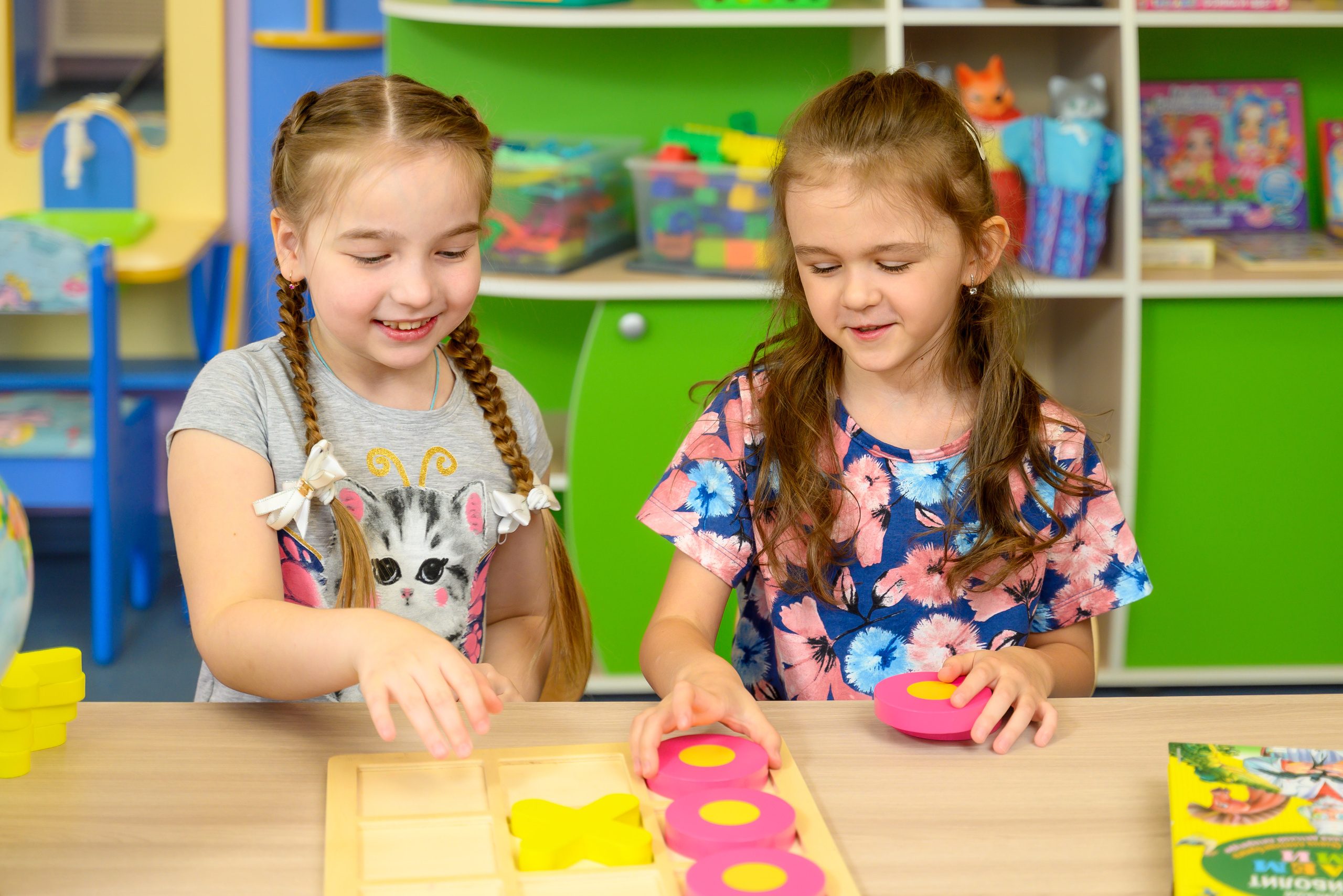 дети играют в группе