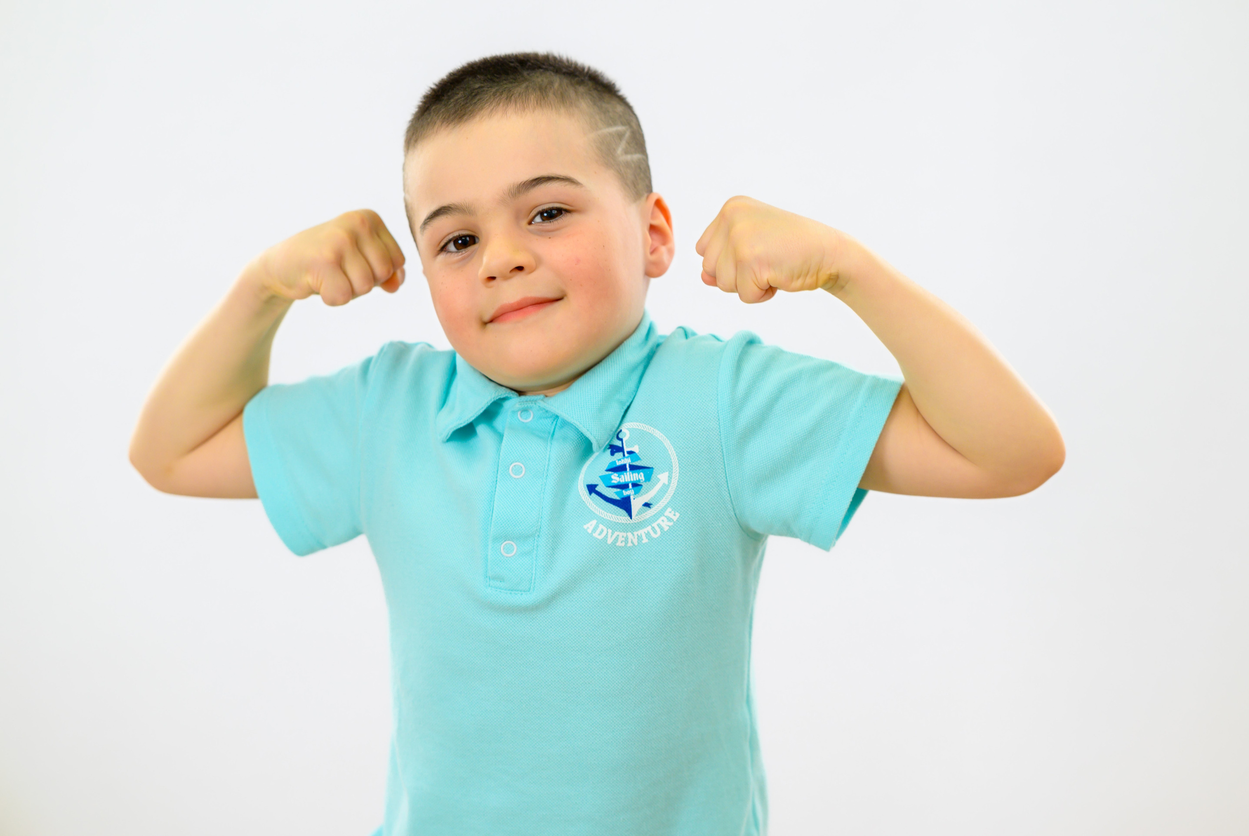 парень позы для съемки в саду