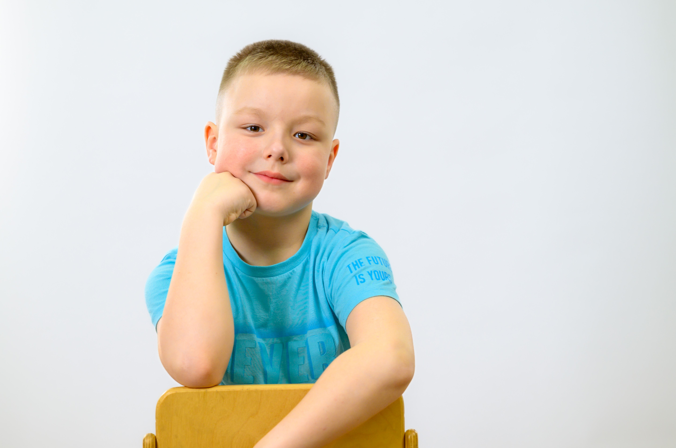 ребенок сидит 