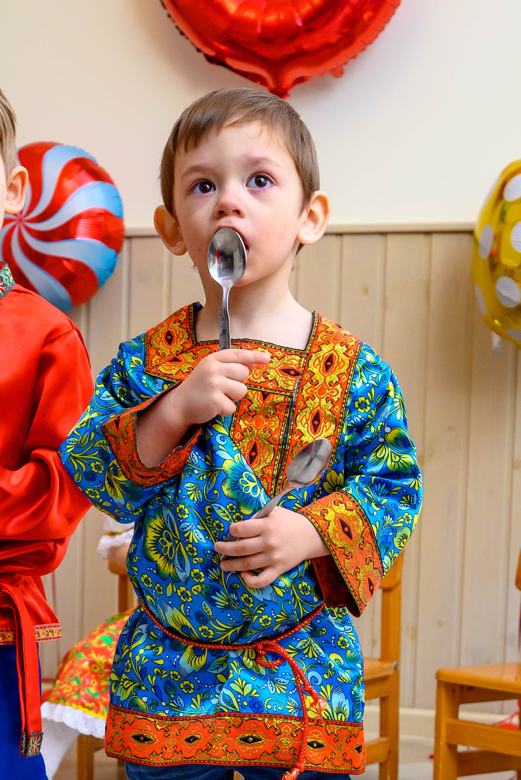 мальчик лижет ложку