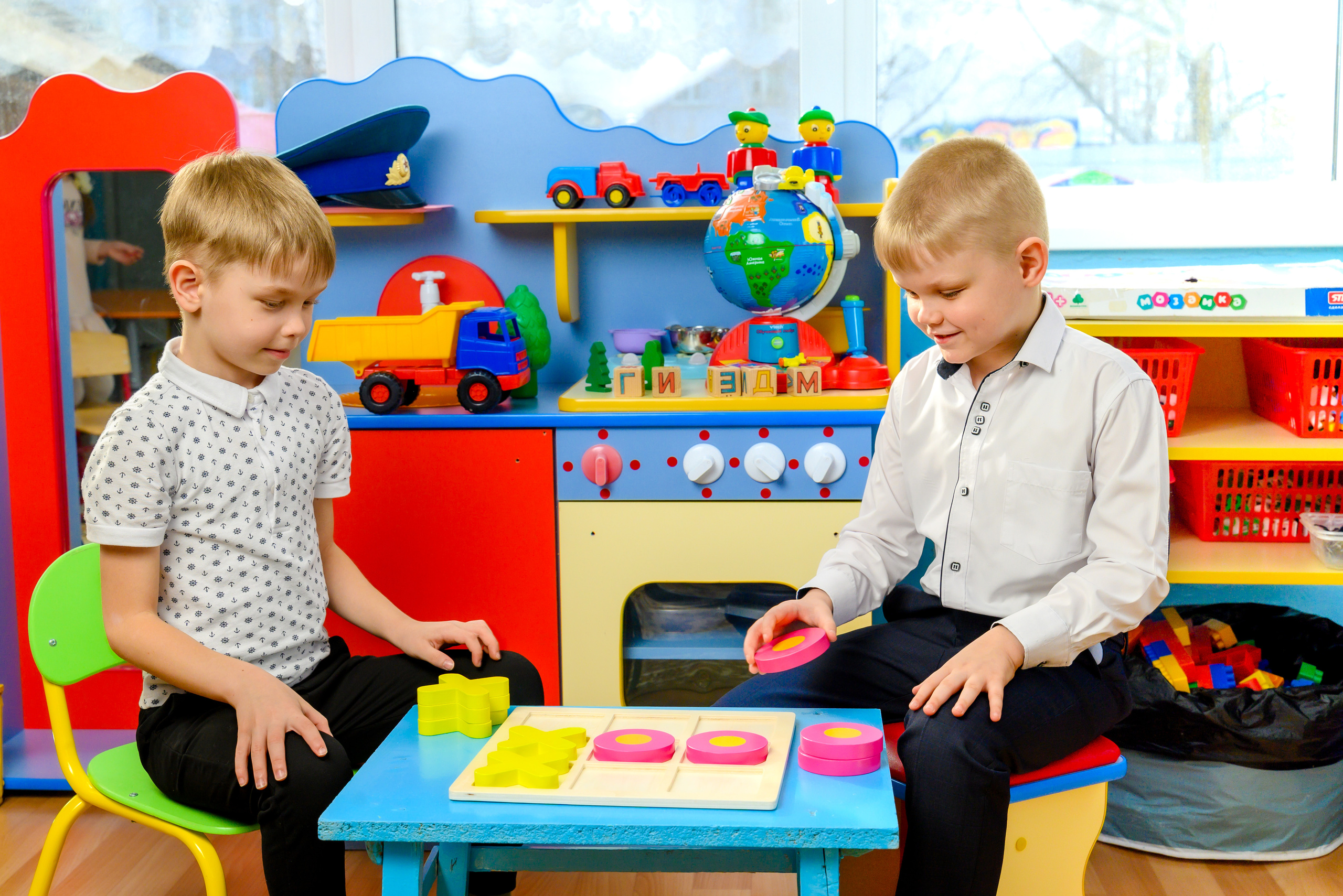 мальчики играют