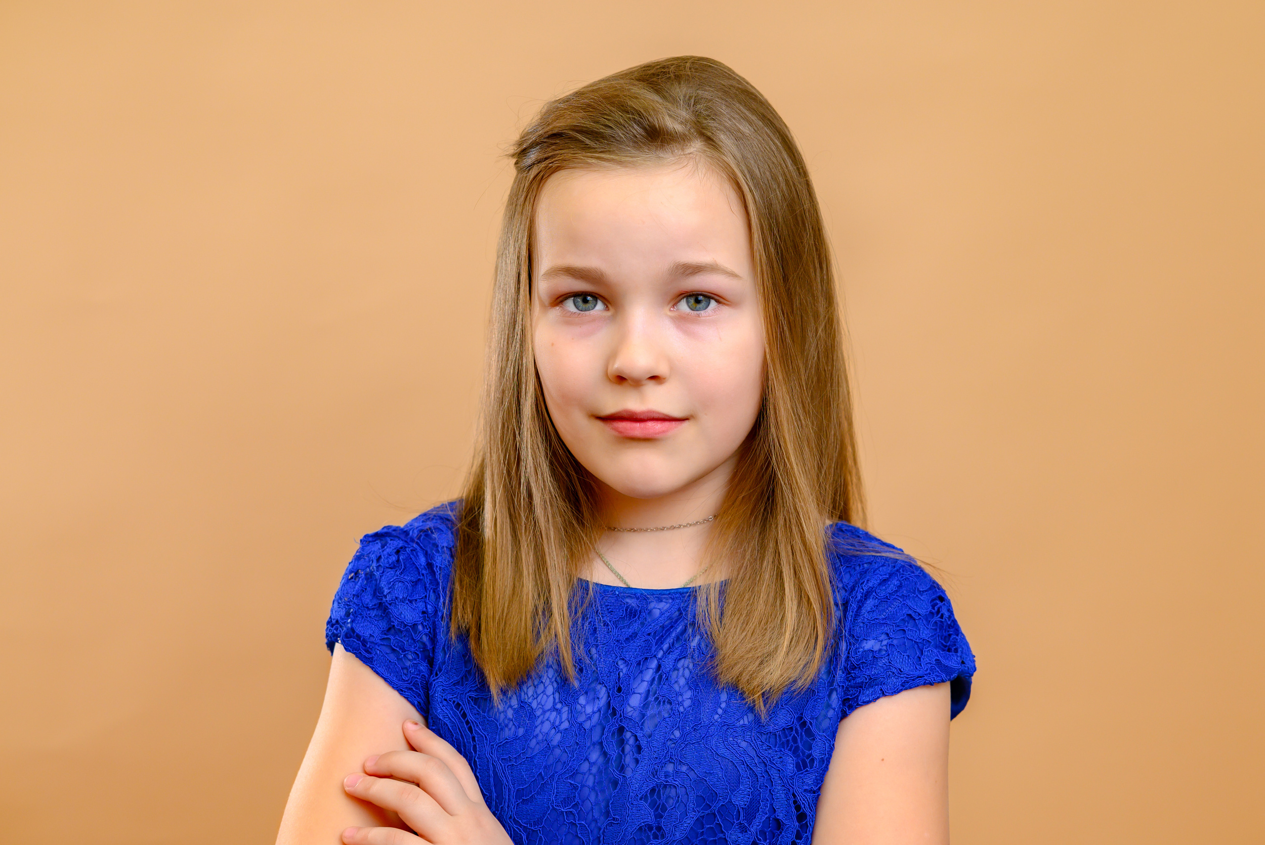 девочка в синем платье