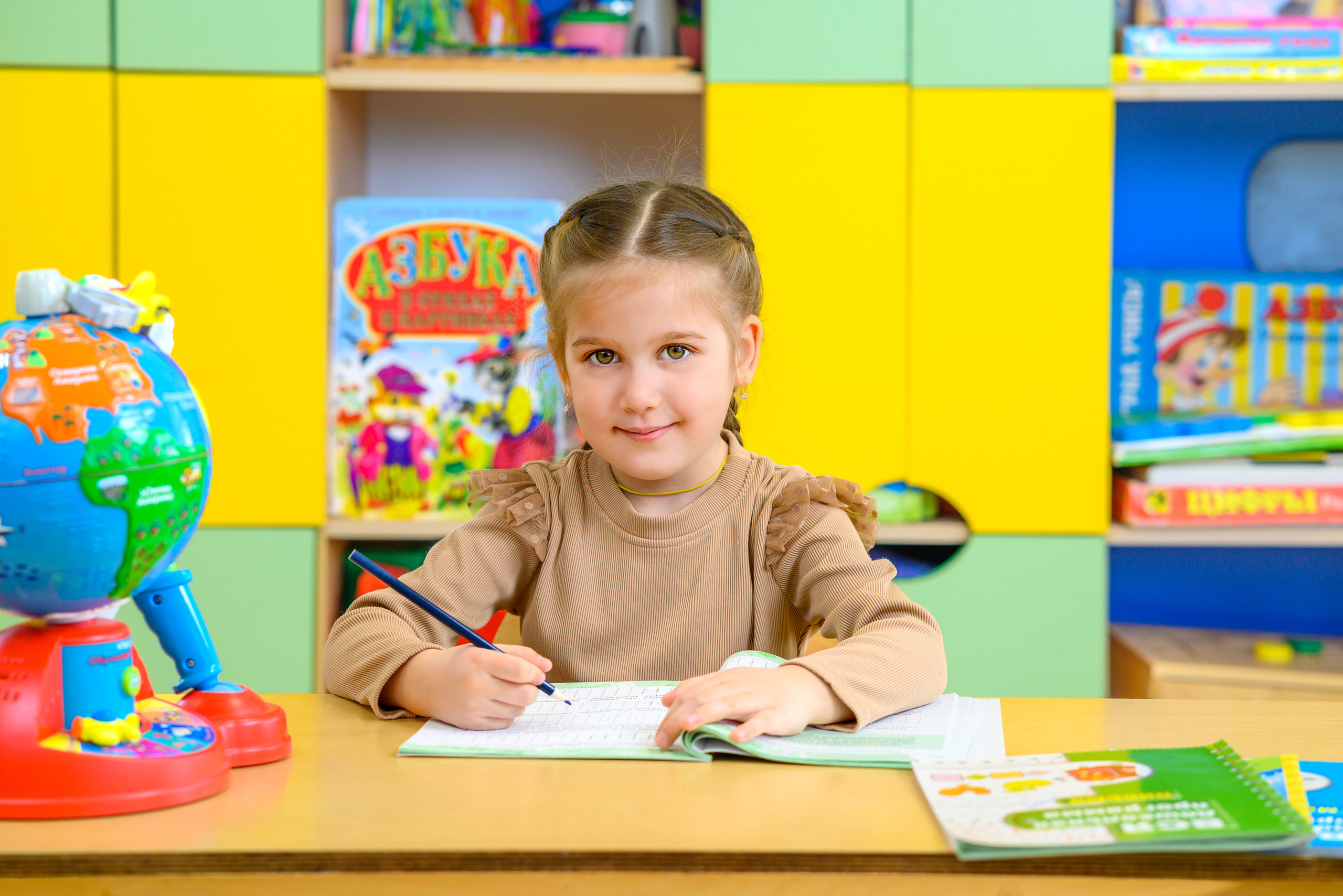рисует девочка в детском саду