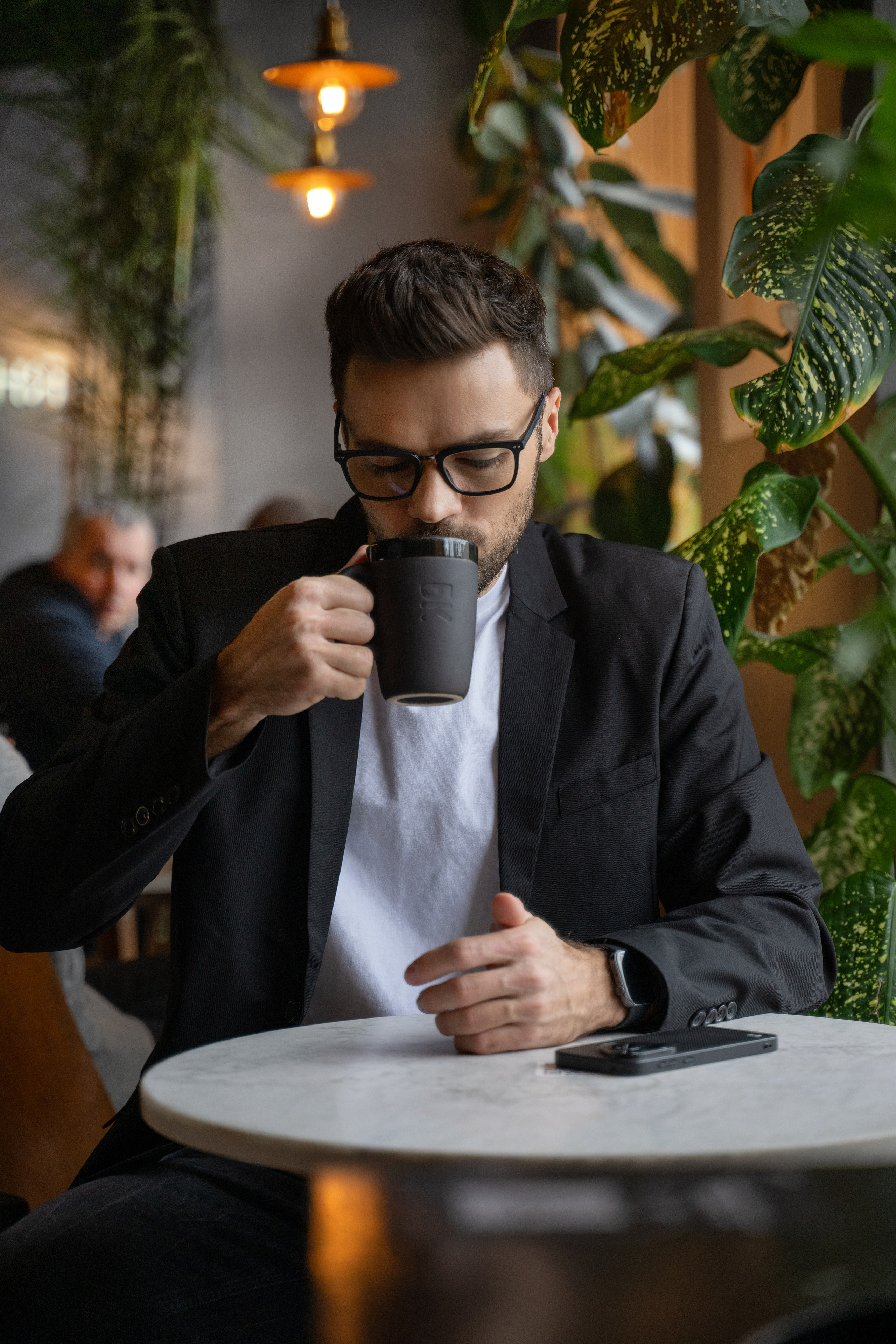 Красавчик в кафе. Главная