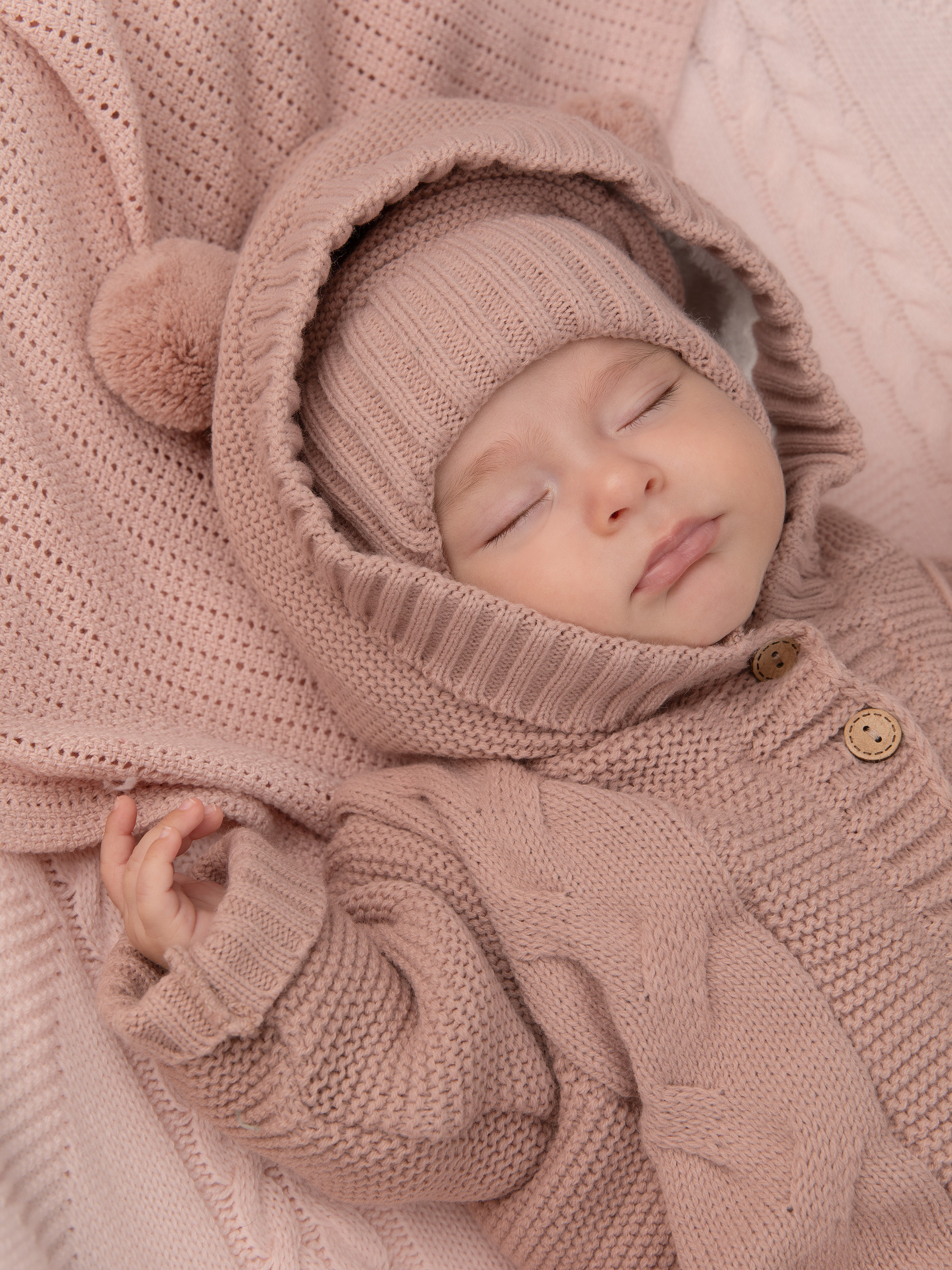 Детские вязаные комбинезоны. Фотостудия предметной и модельной съёмки для маркетплейсов