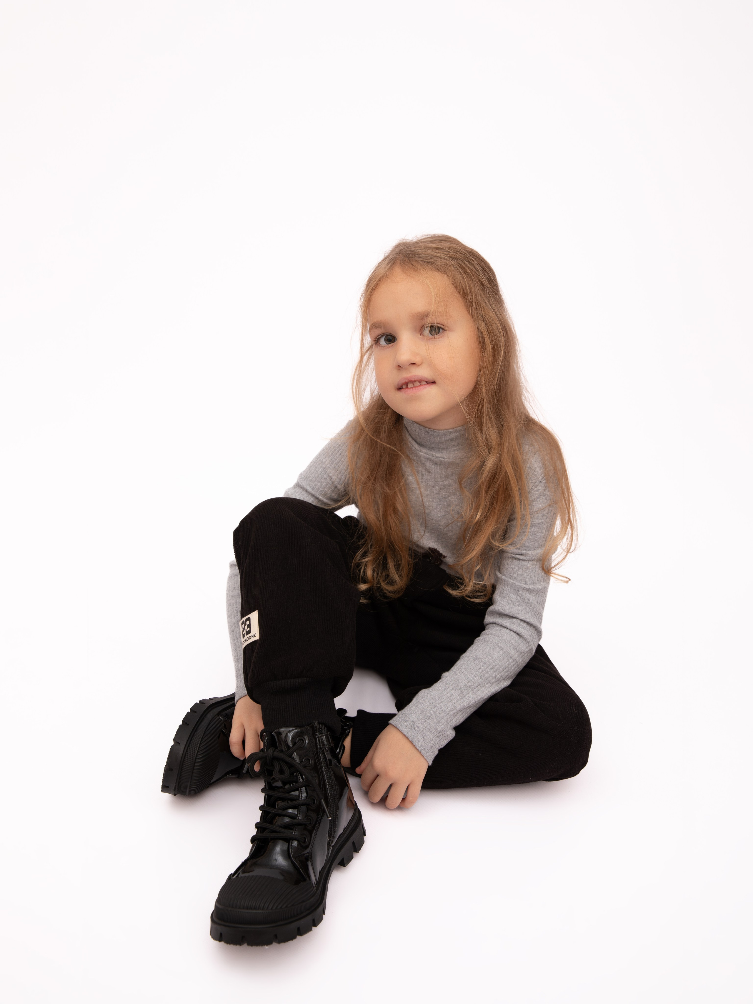 Детские брюки. Фотостудия предметной и модельной съёмки для маркетплейсов