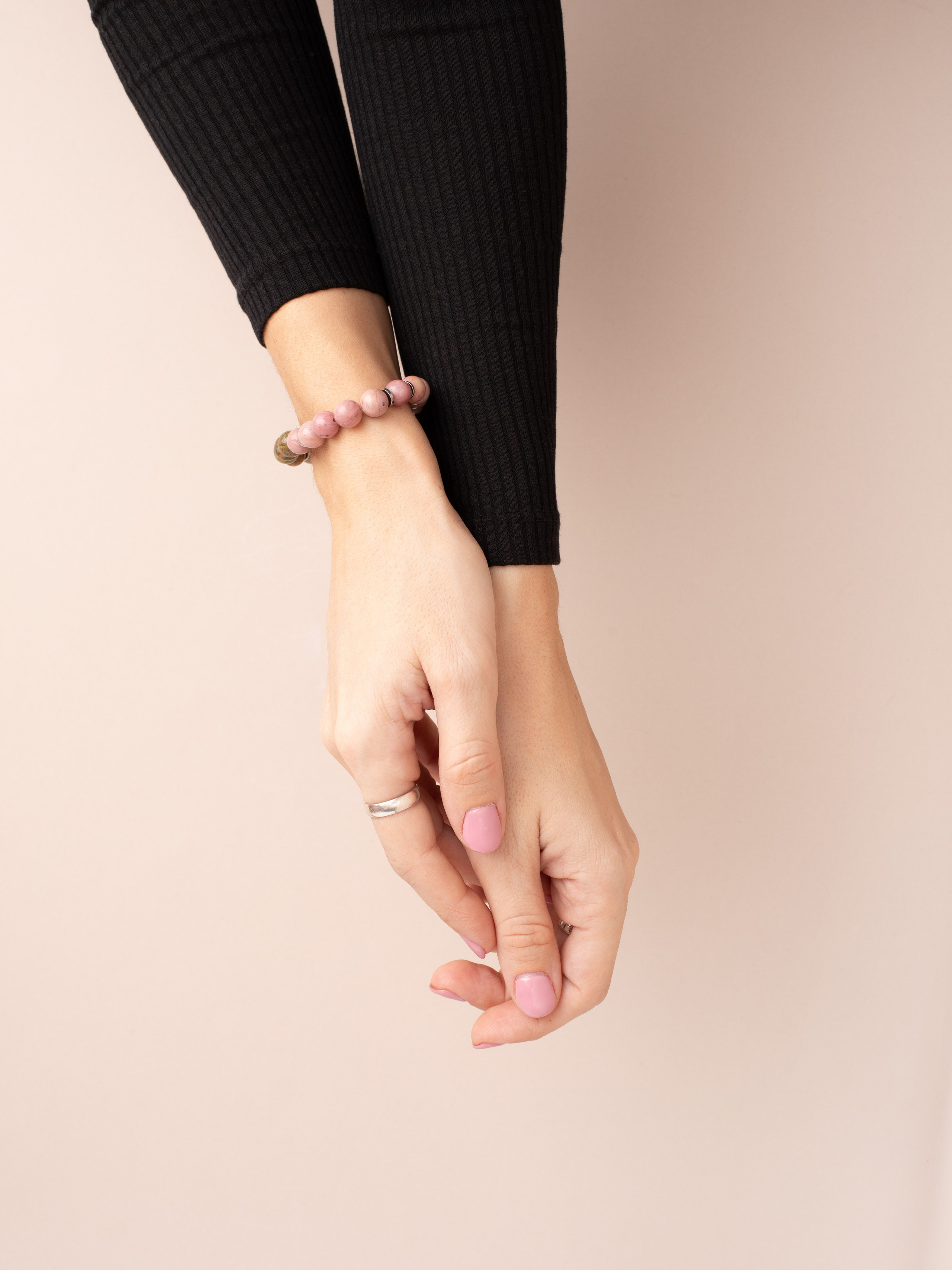 Браслеты ручной работы. Фотостудия предметной и модельной съёмки для маркетплейсов