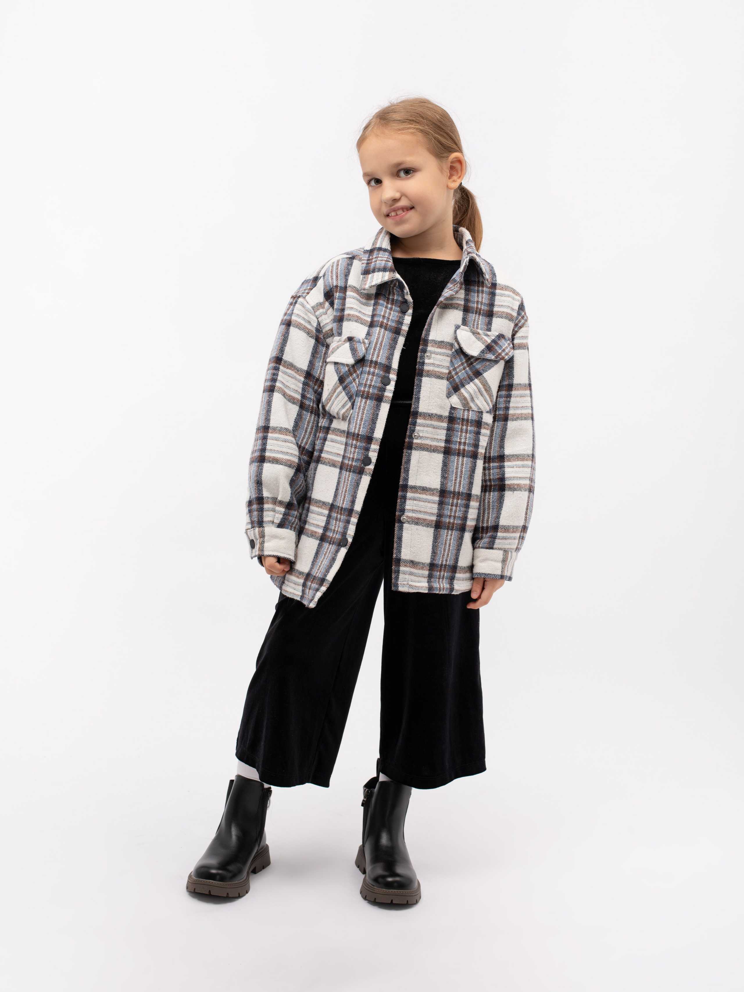 Ботинки для девочки. Фотостудия предметной и модельной съёмки для маркетплейсов