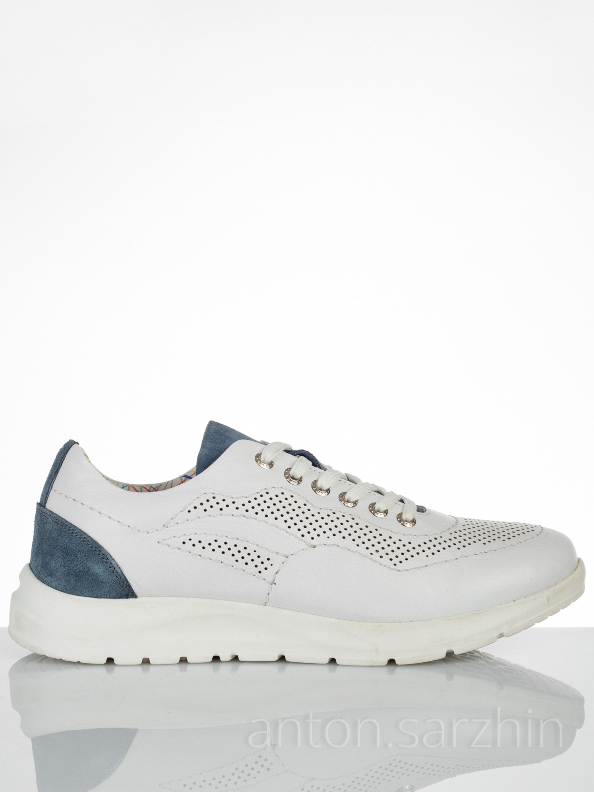 Предметная съемка кроссовок с отражением