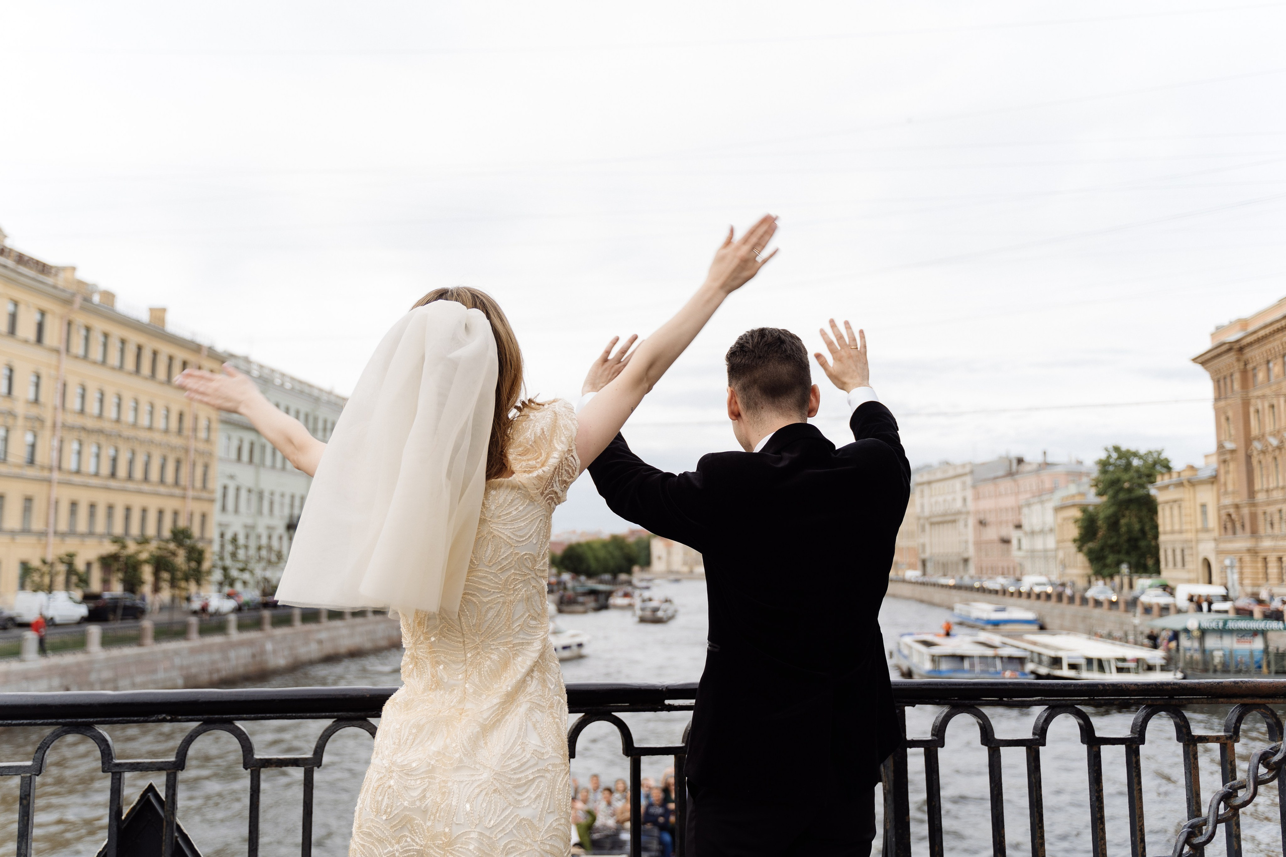 Камерная свадьба на фонтанке в сезонах. Свадебный фотограф организатор в Санкт-Петербурге Ассоль Опарина